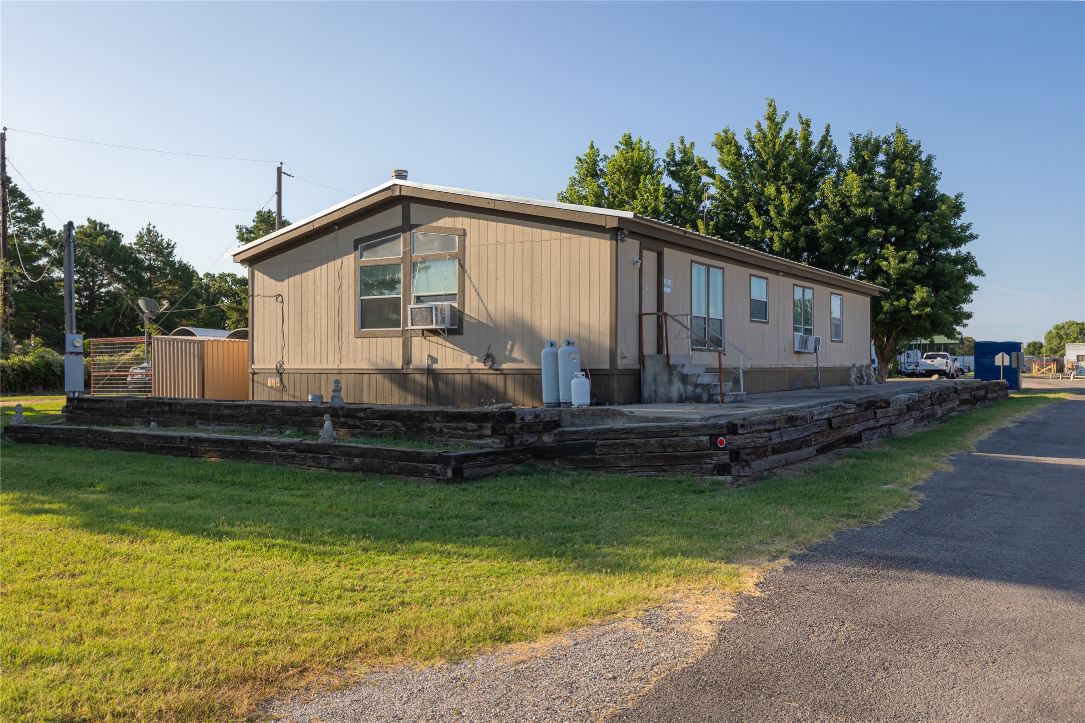 2520 E Highway 199