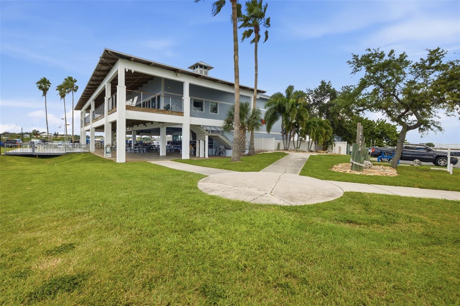615 E DAVIS BLVD