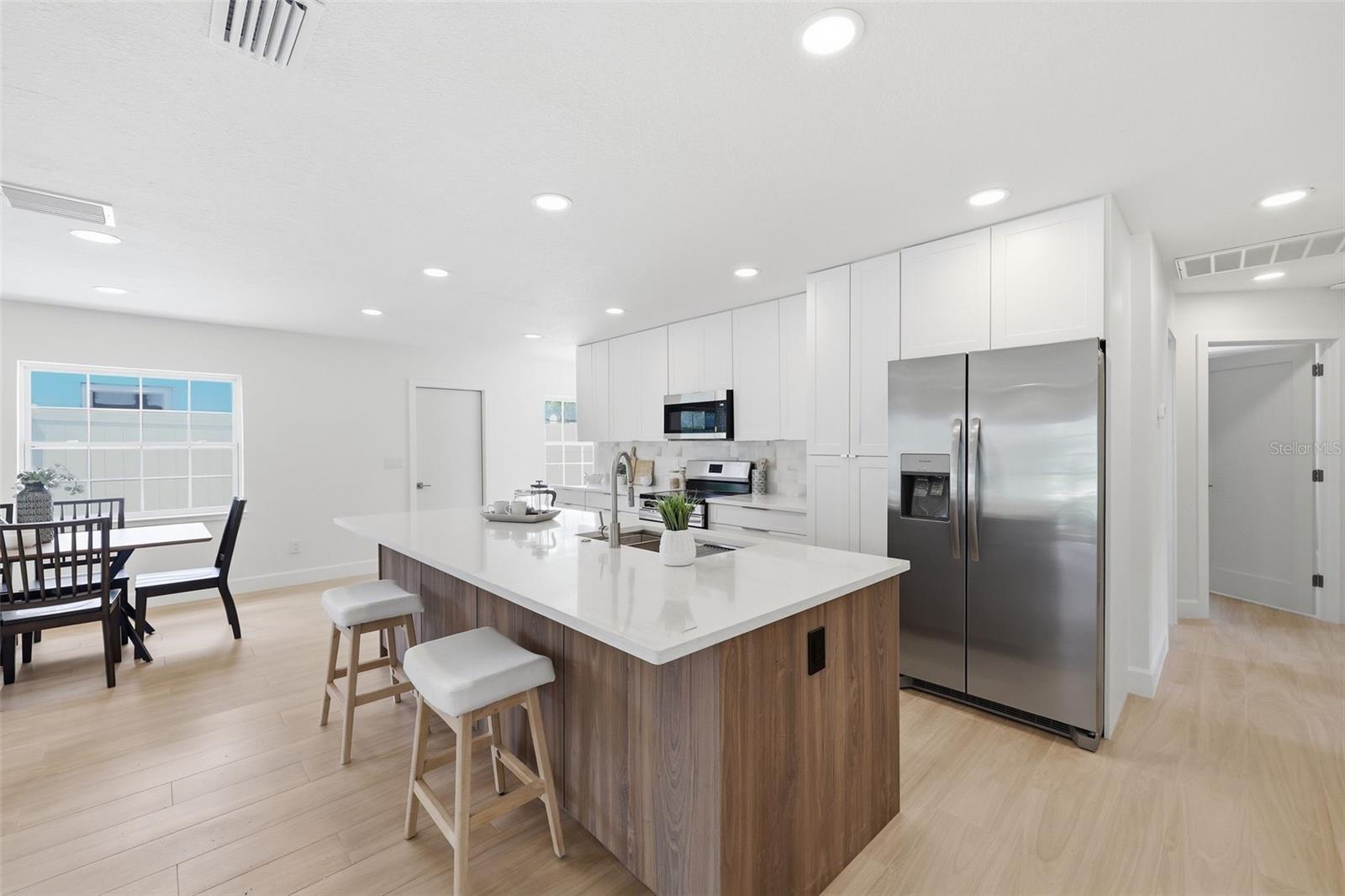 615 E DAVIS BLVD
