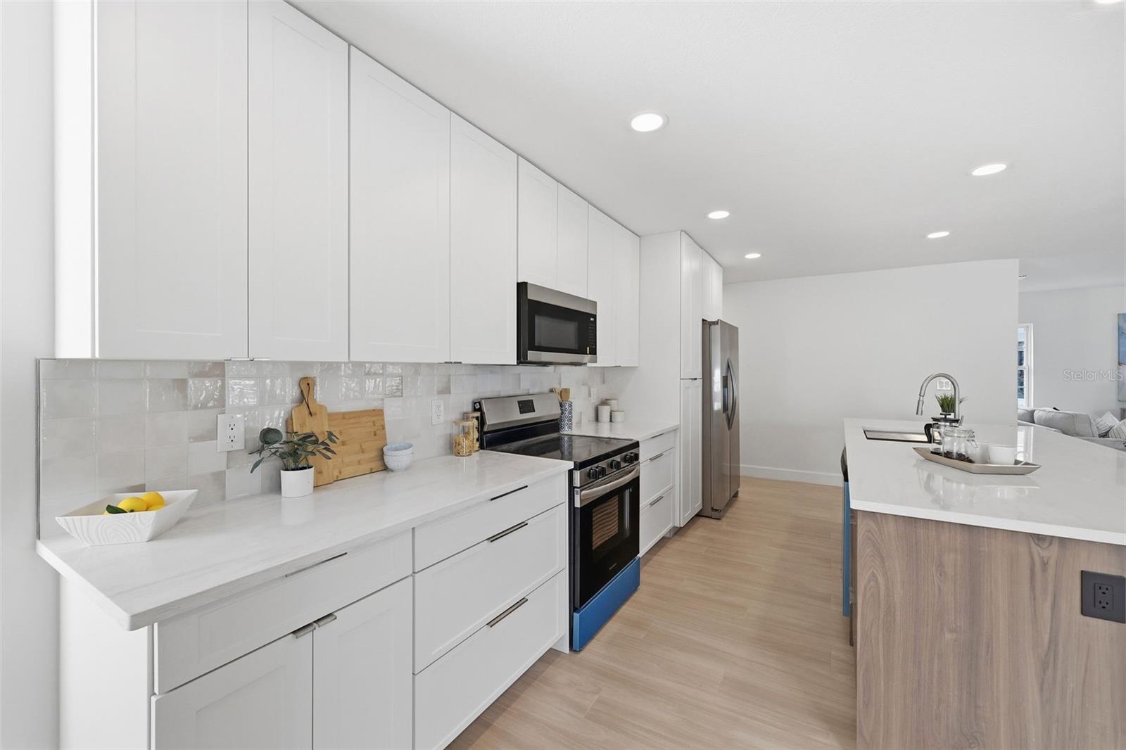 615 E DAVIS BLVD