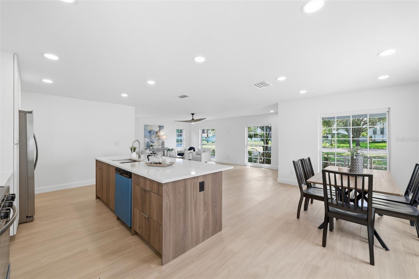 615 E DAVIS BLVD
