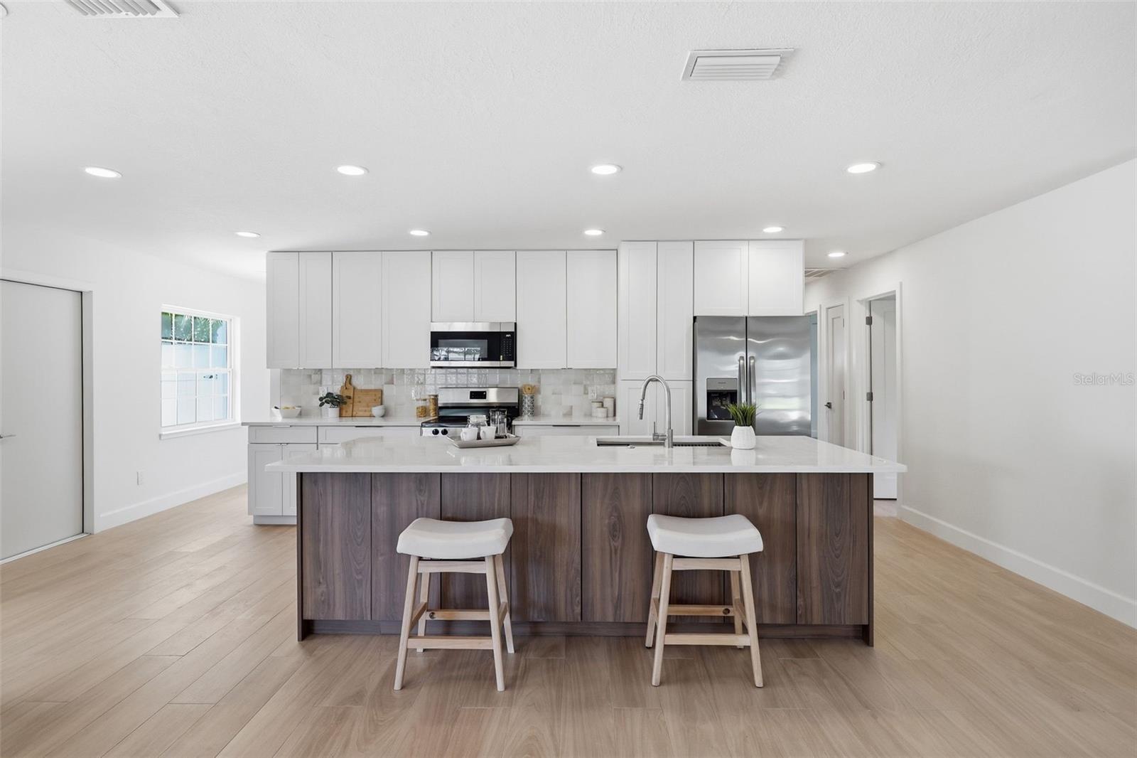 615 E DAVIS BLVD