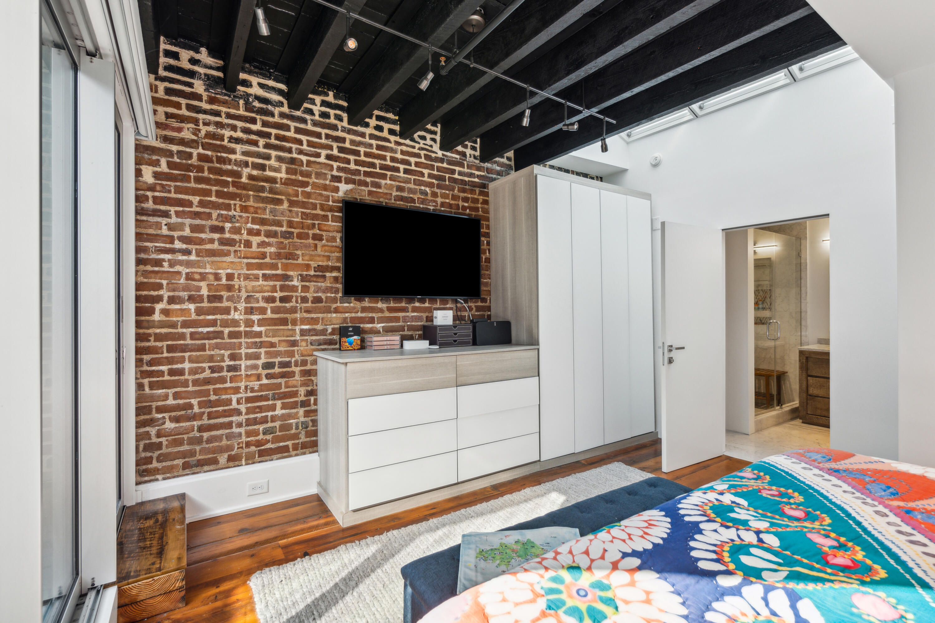 377 King Street # 209