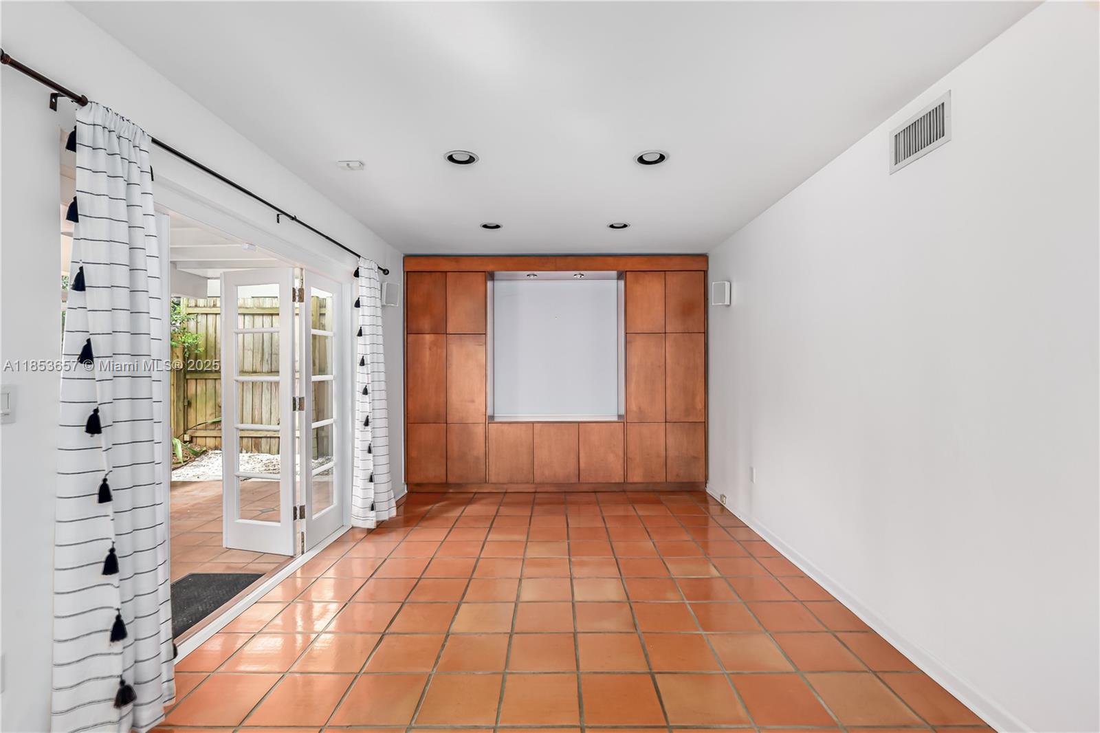 4161 Ventura Ave
