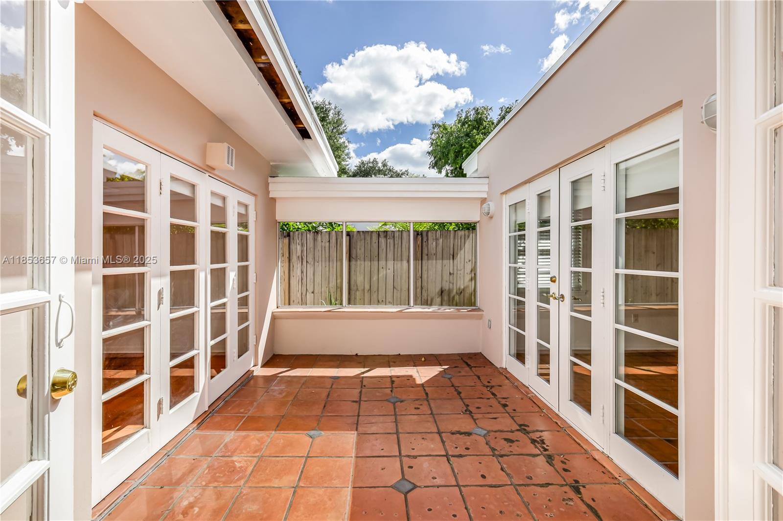 4161 Ventura Ave