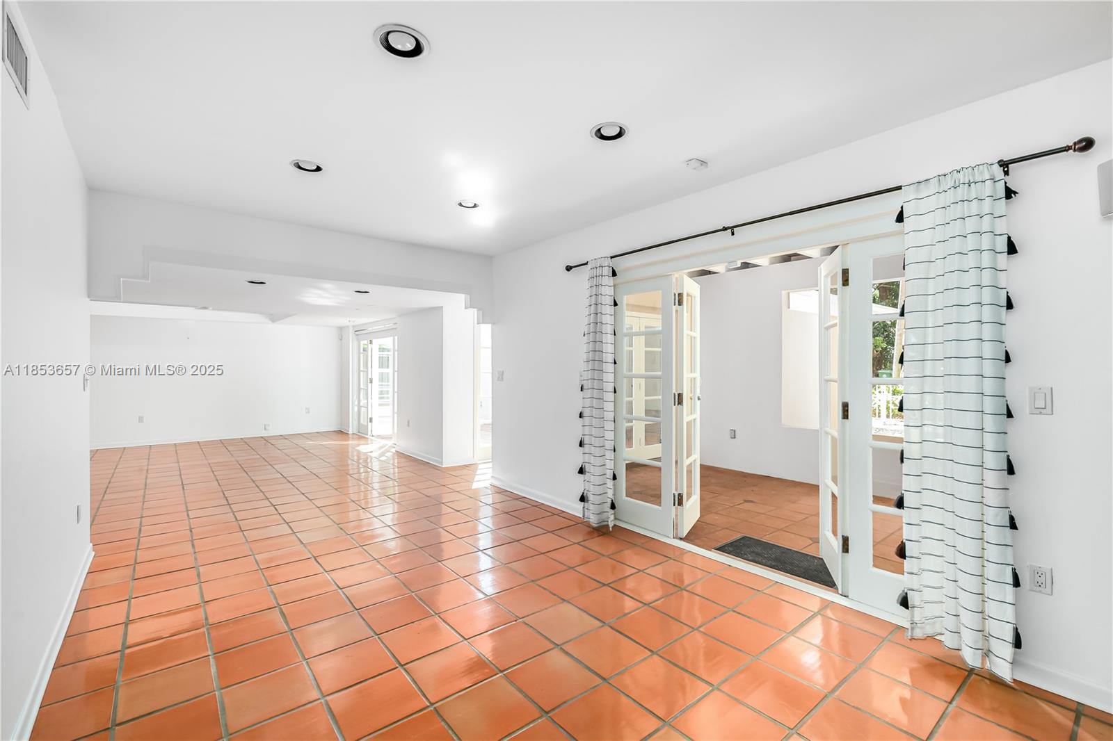 4161 Ventura Ave