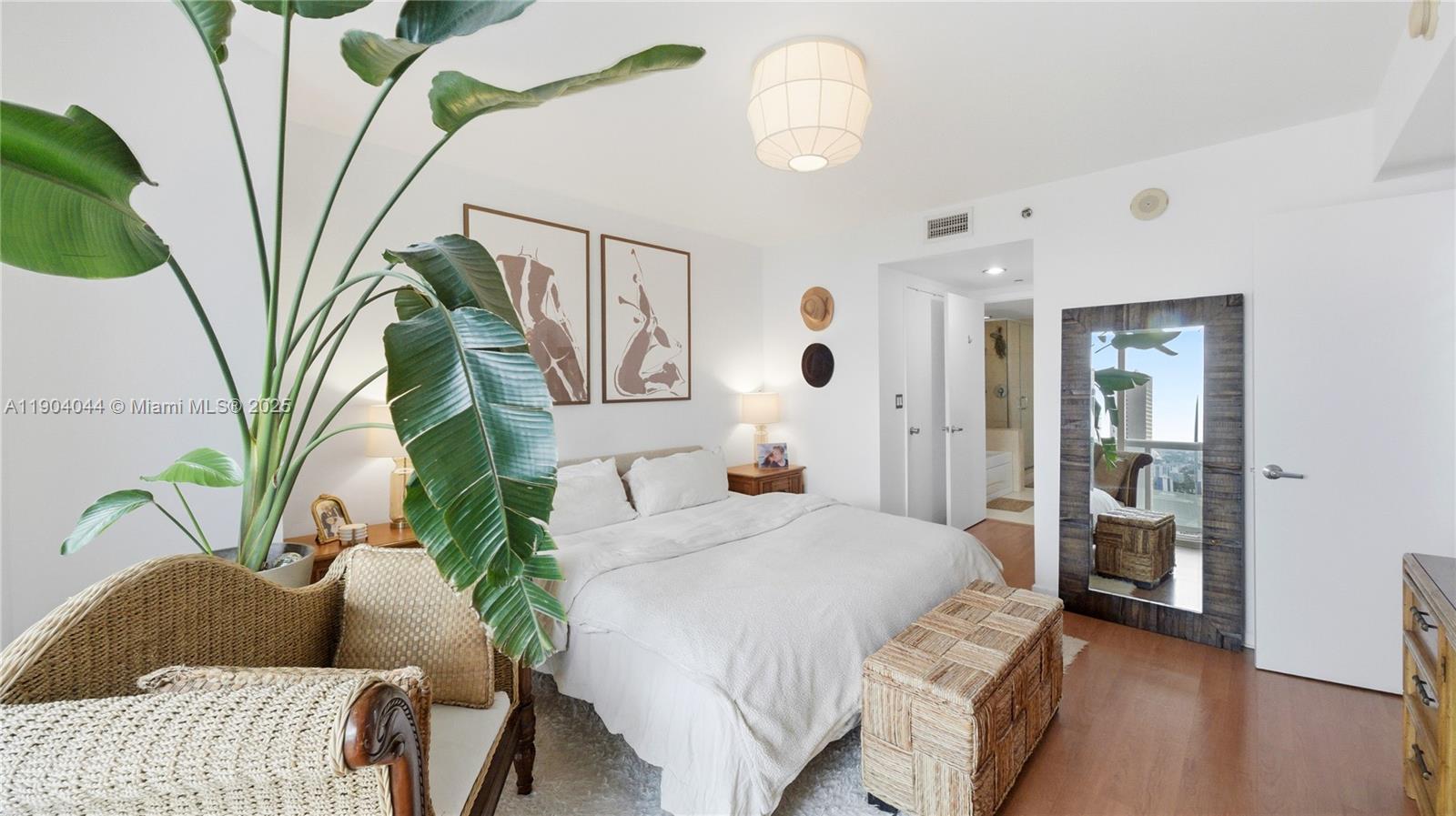 50 Biscayne Blvd # 2911