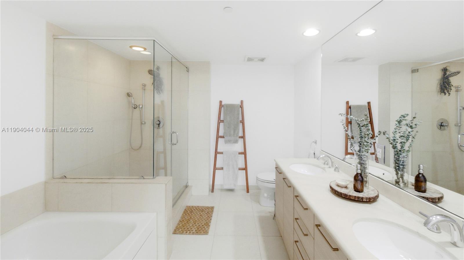 50 Biscayne Blvd # 2911