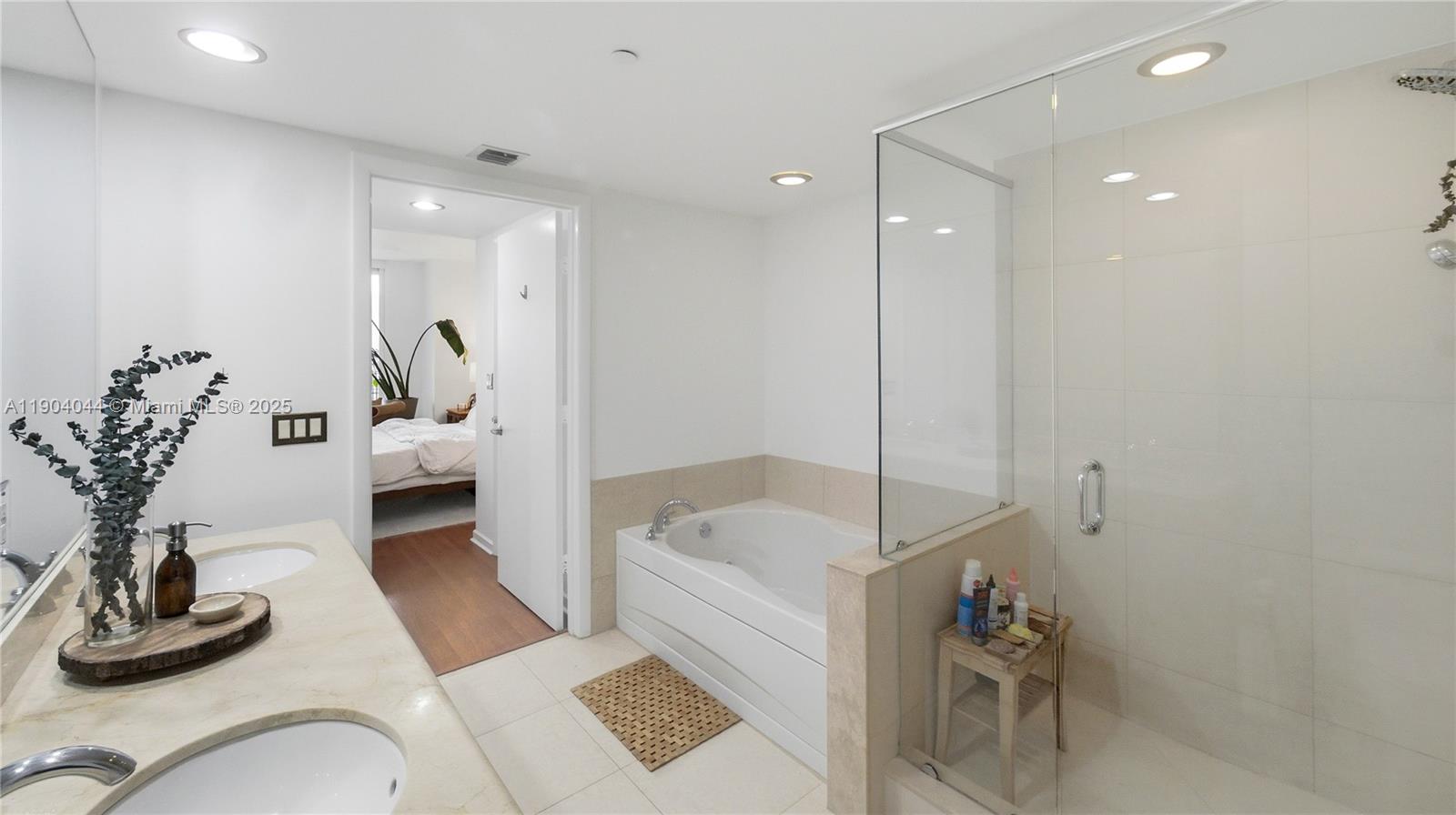 50 Biscayne Blvd # 2911