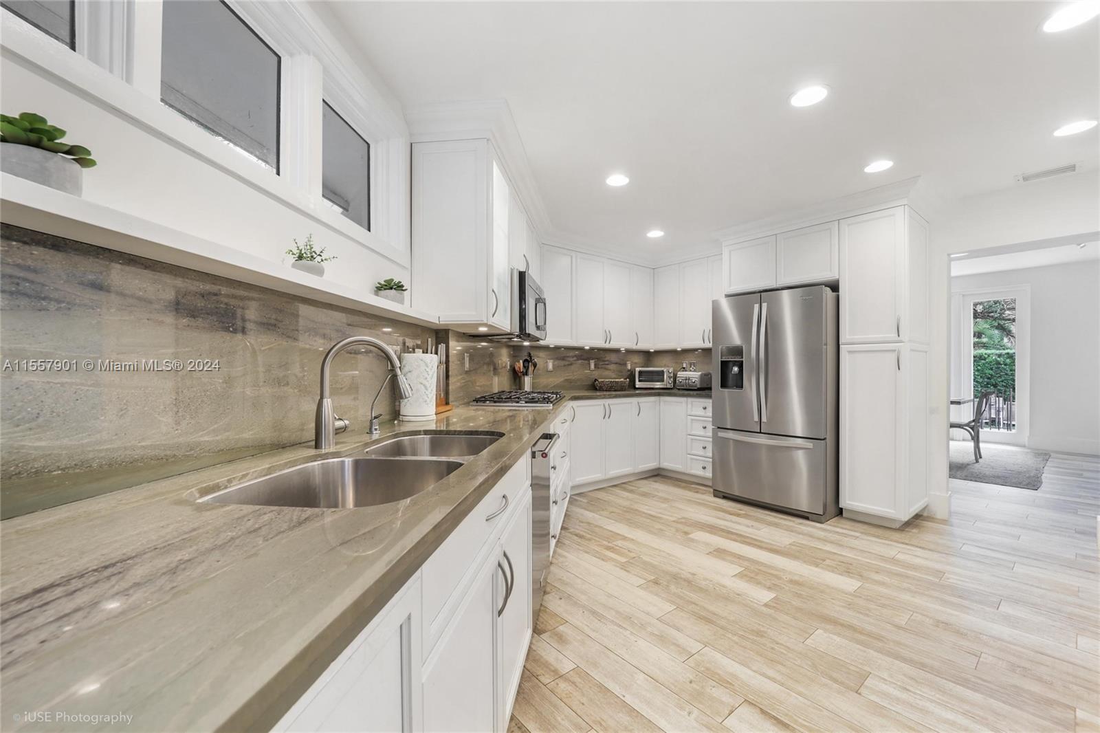 2449 S Bayshore Dr