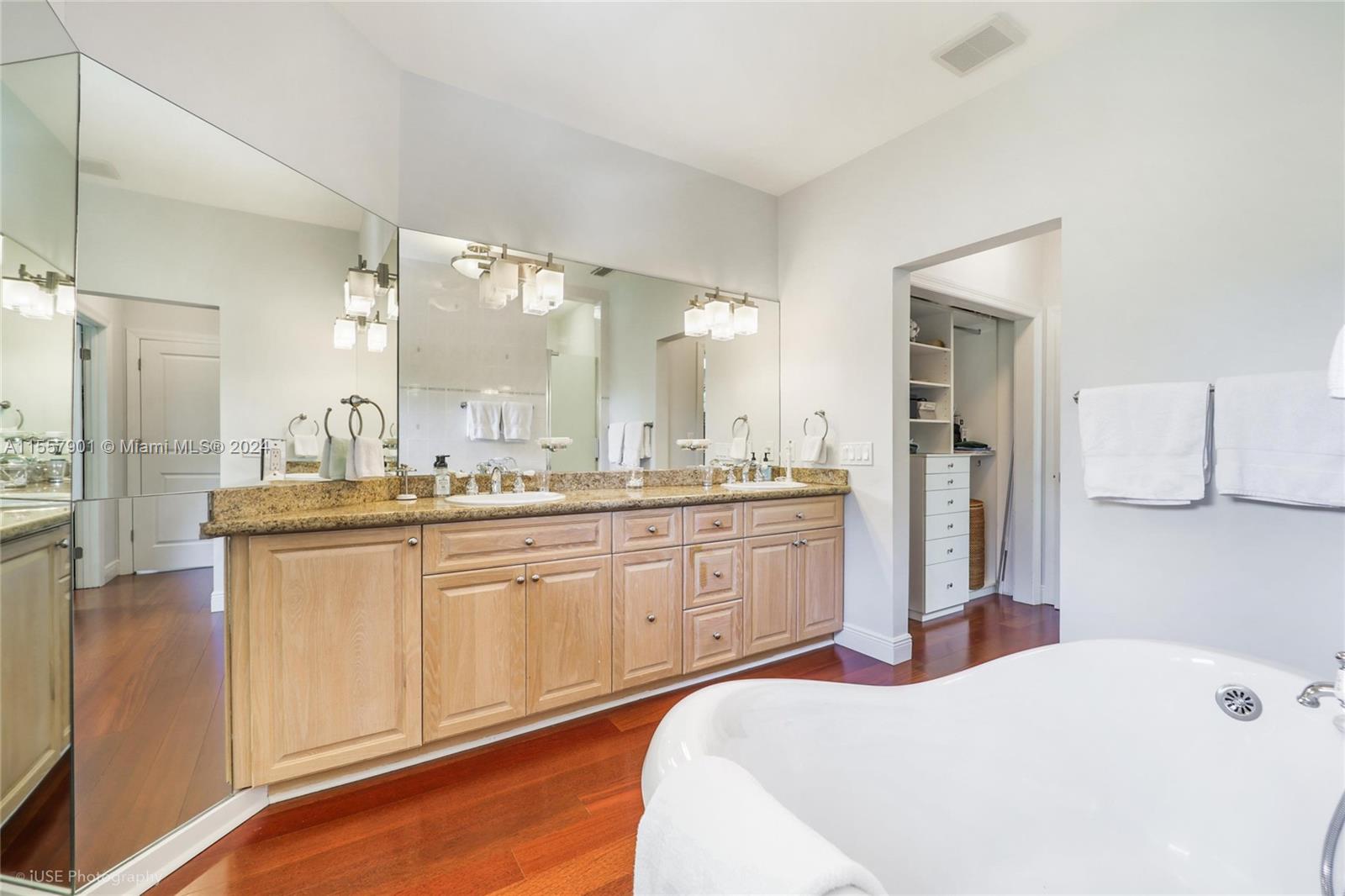 2449 S Bayshore Dr