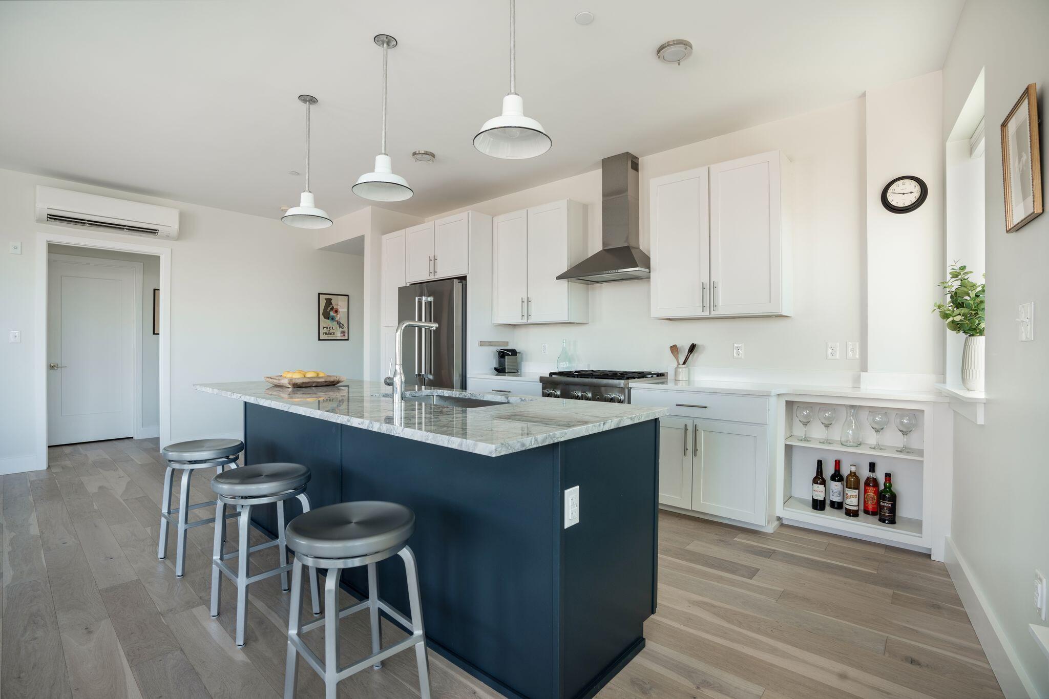 383 Commercial Street, 604