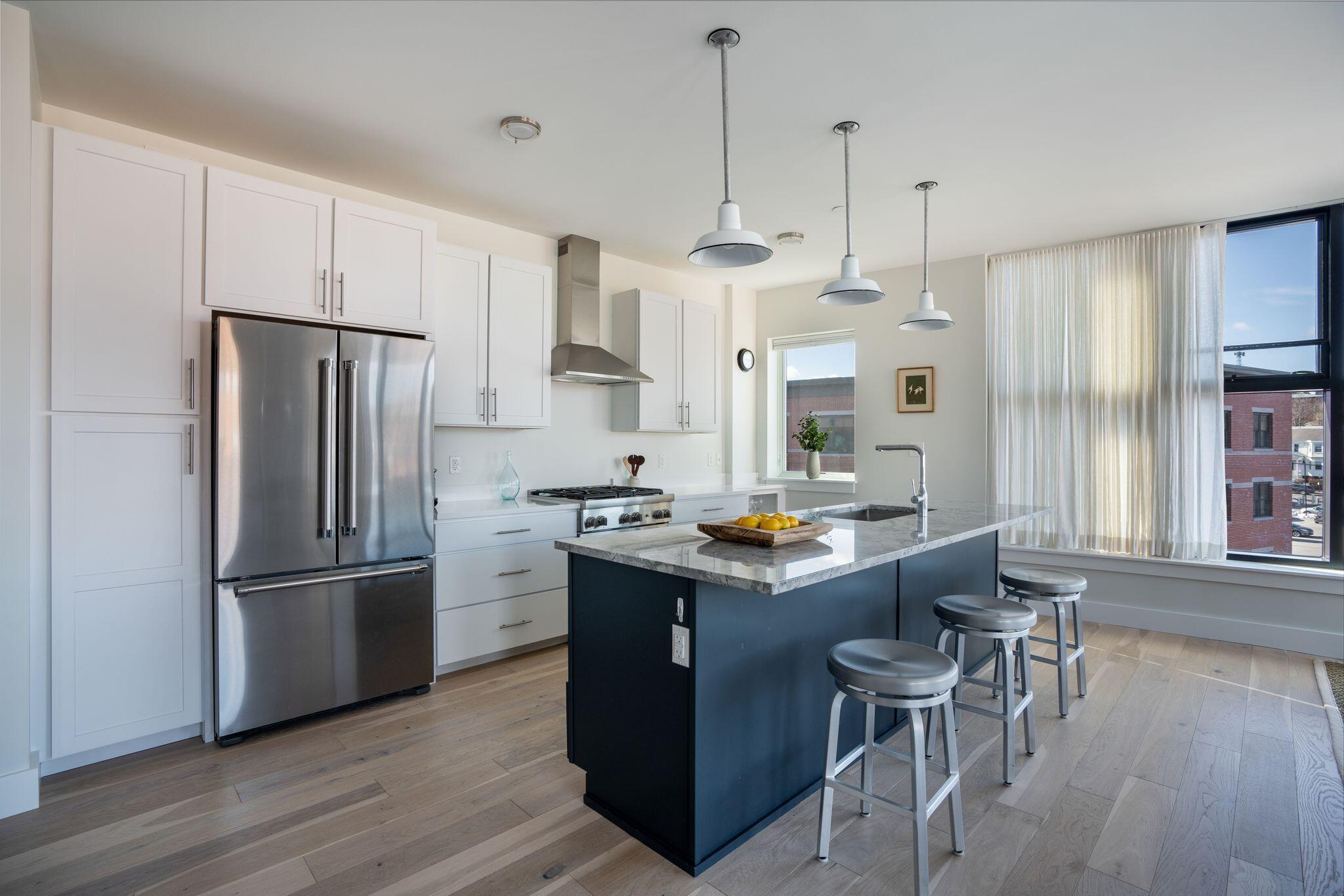 383 Commercial Street, 604