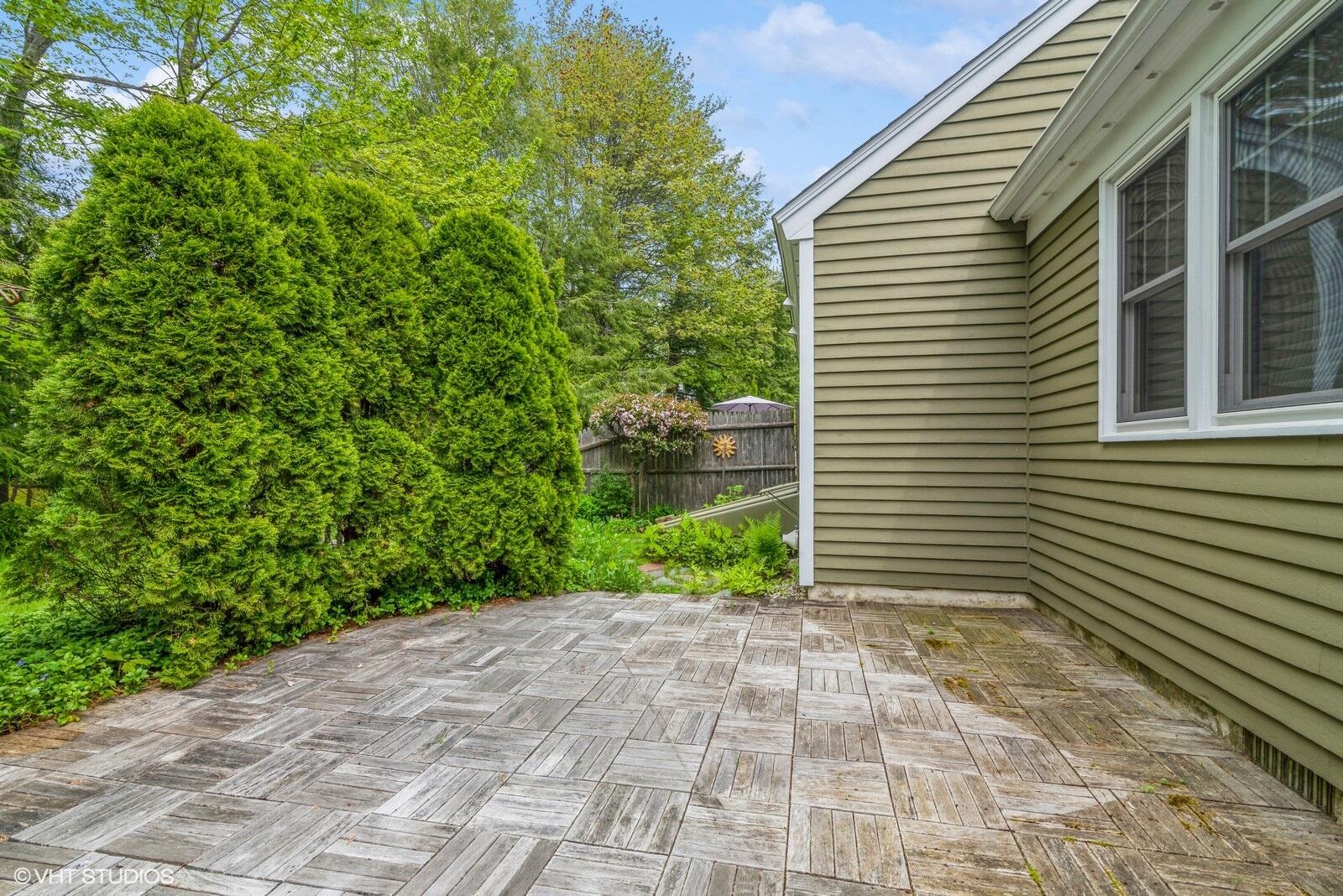 49 Applegate Lane, 49