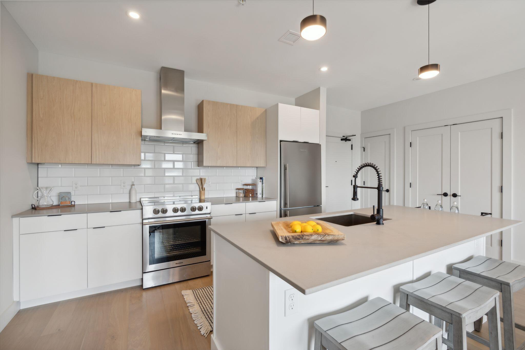 75 Chestnut Street, 703