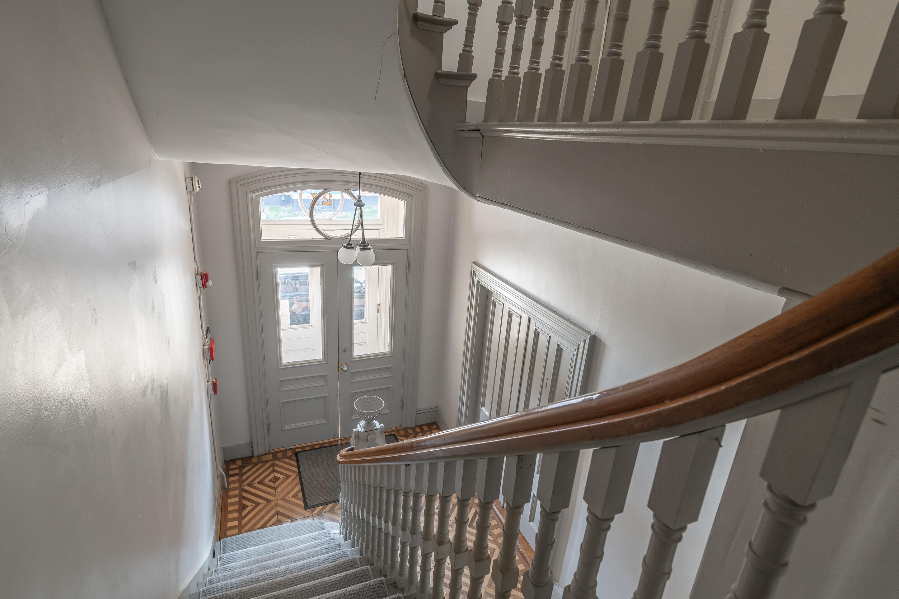 27 Pine Street, 9