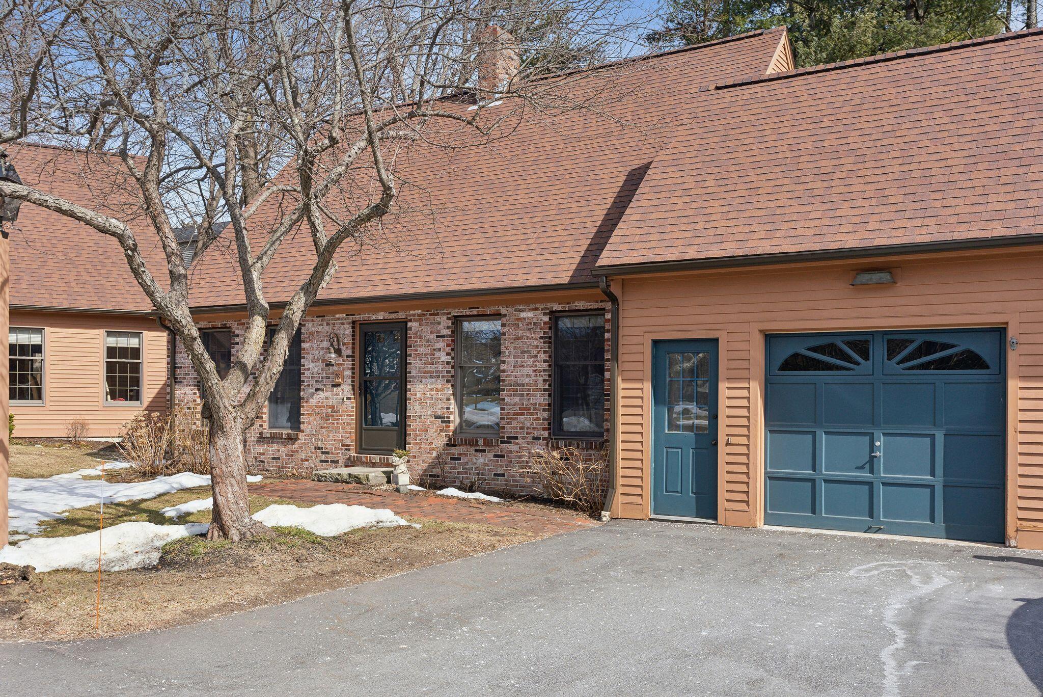 18 Coachlight Lane, 18