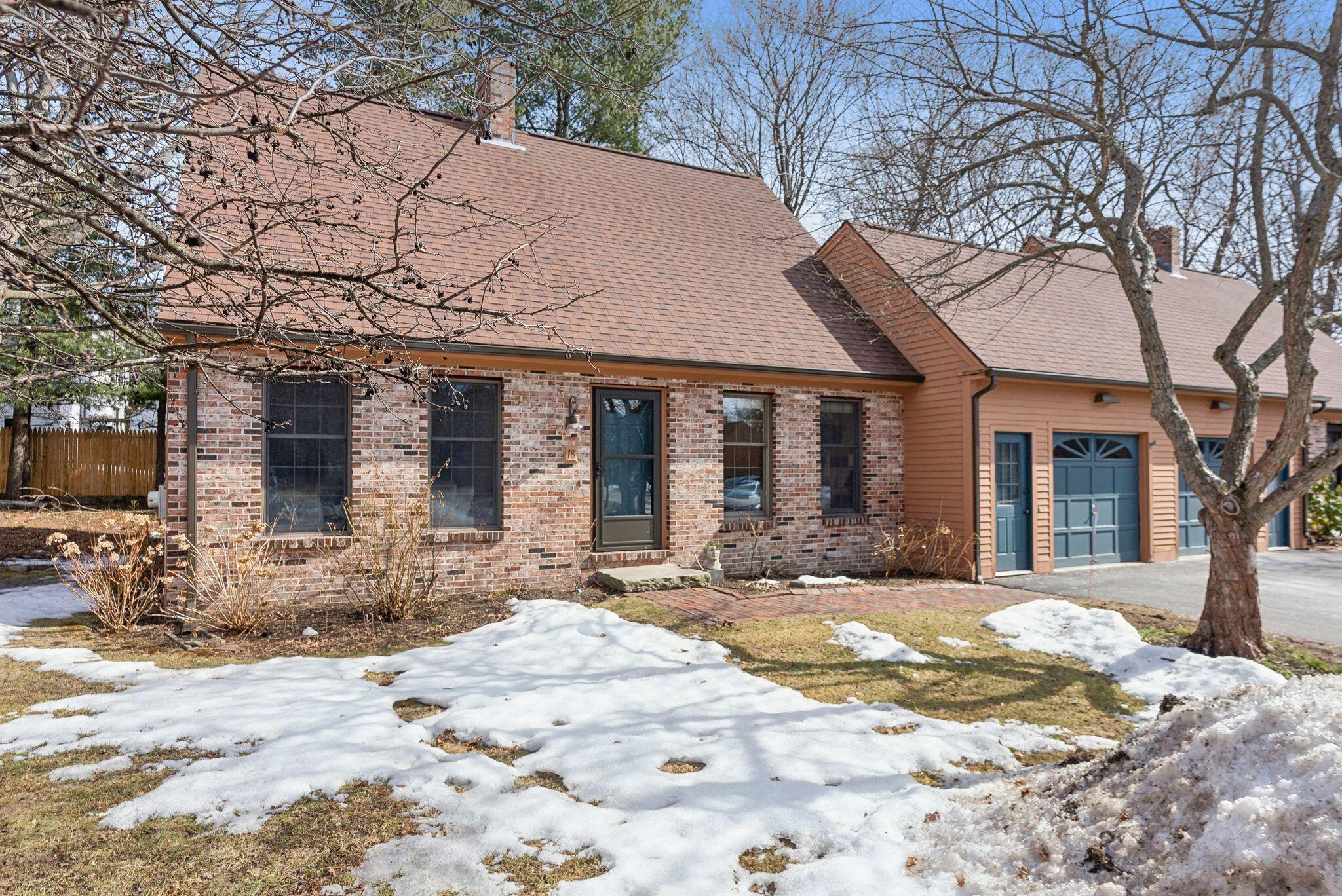 18 Coachlight Lane, 18