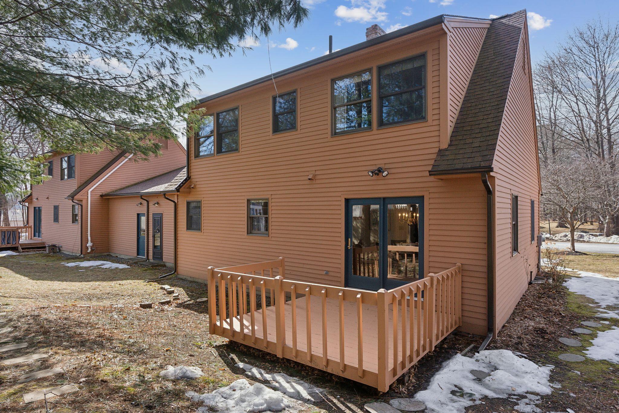 18 Coachlight Lane, 18