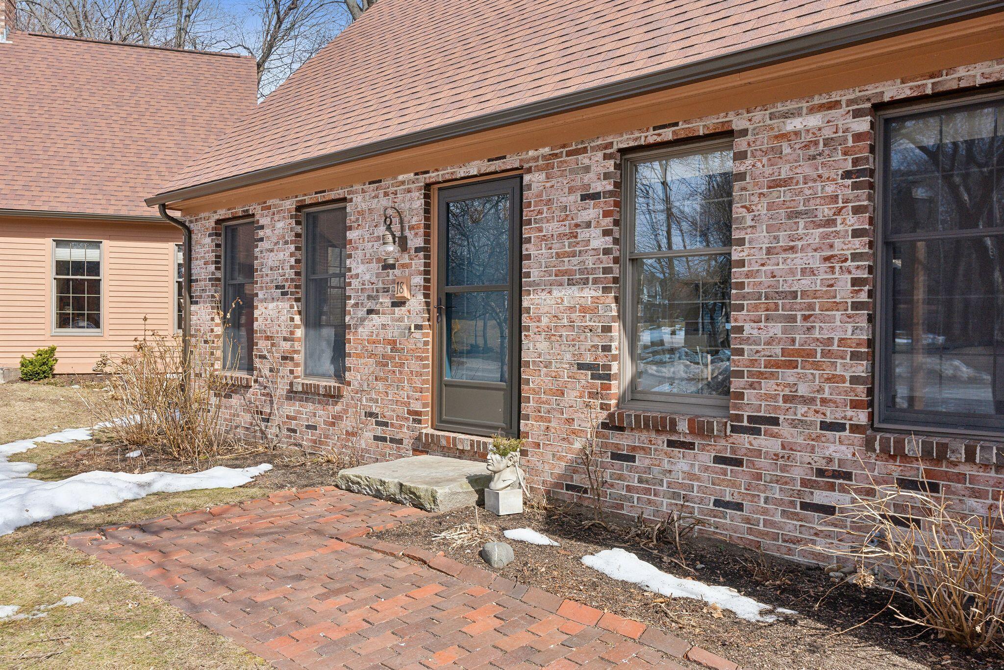 18 Coachlight Lane, 18