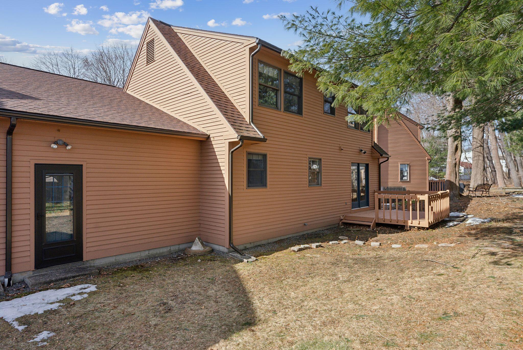18 Coachlight Lane, 18