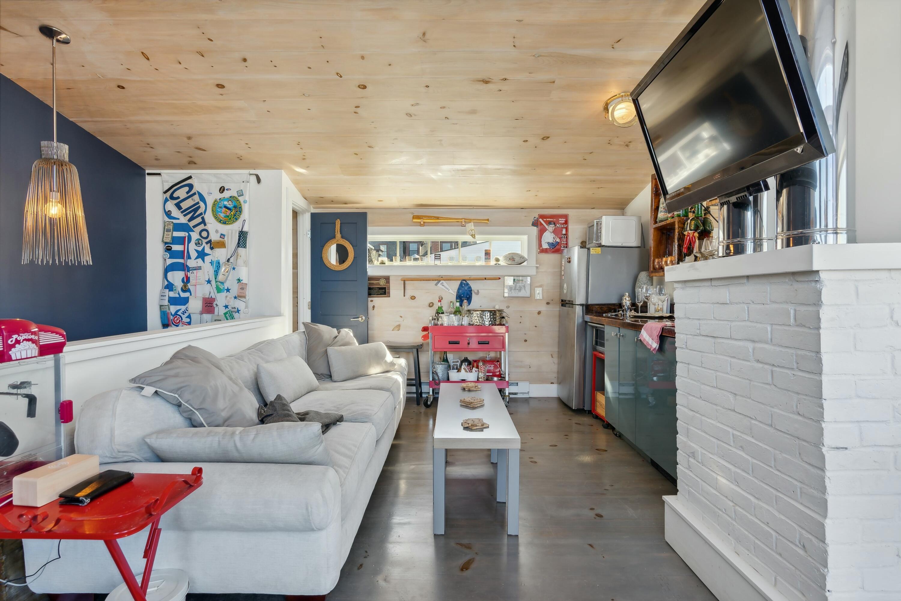 21 Pine Street, 2