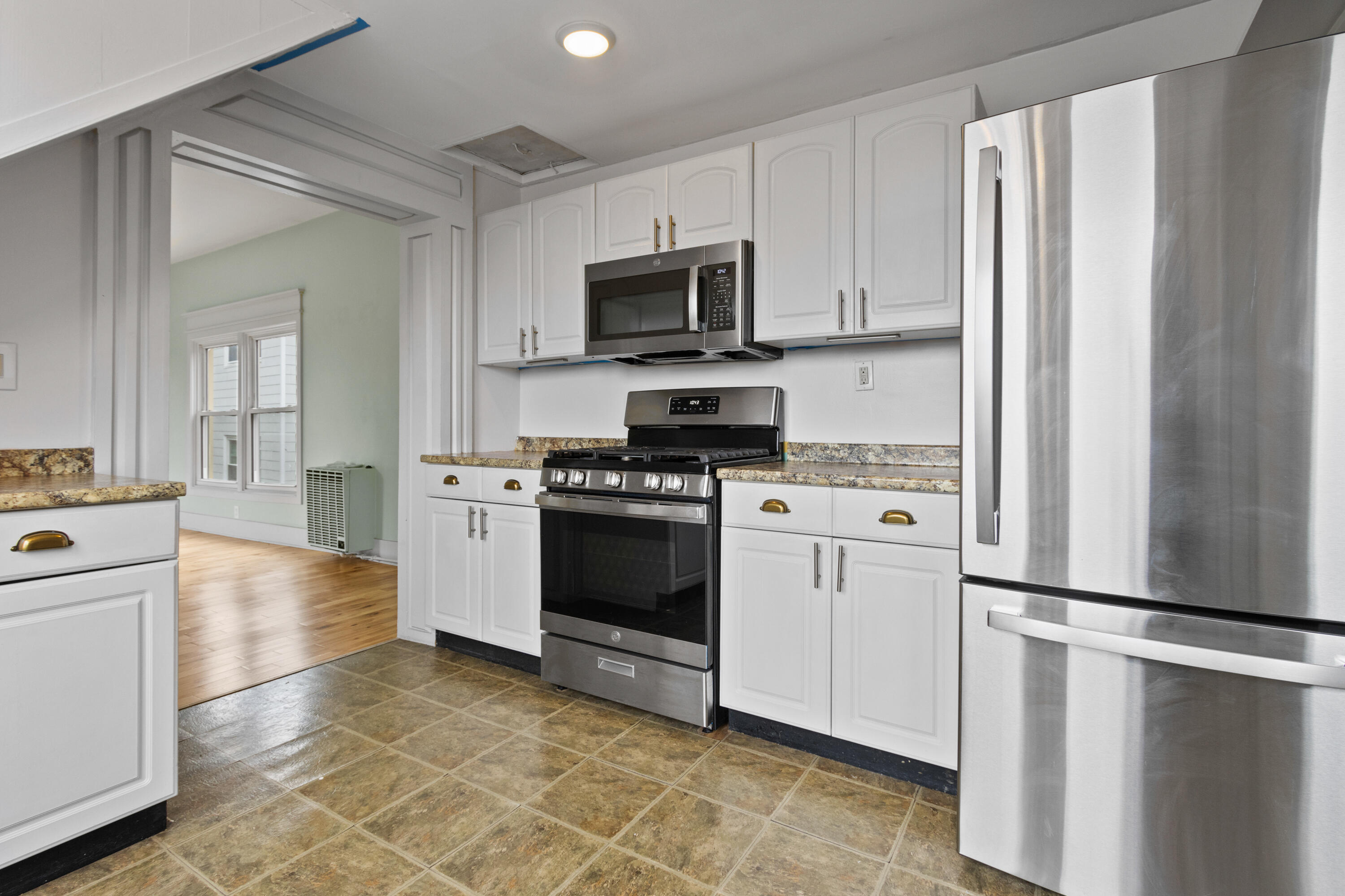 15 Deering Avenue, 3