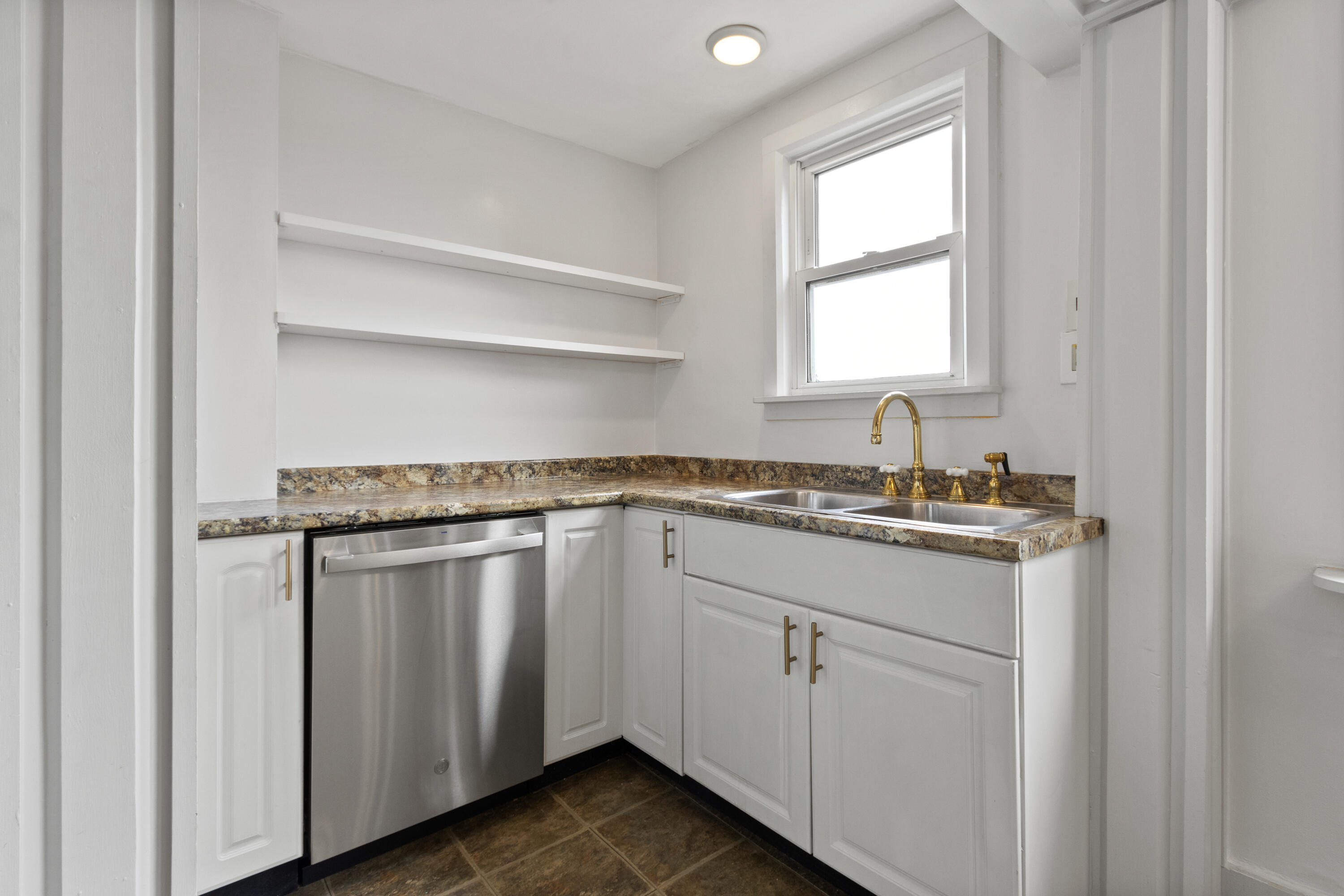 15 Deering Avenue, 3