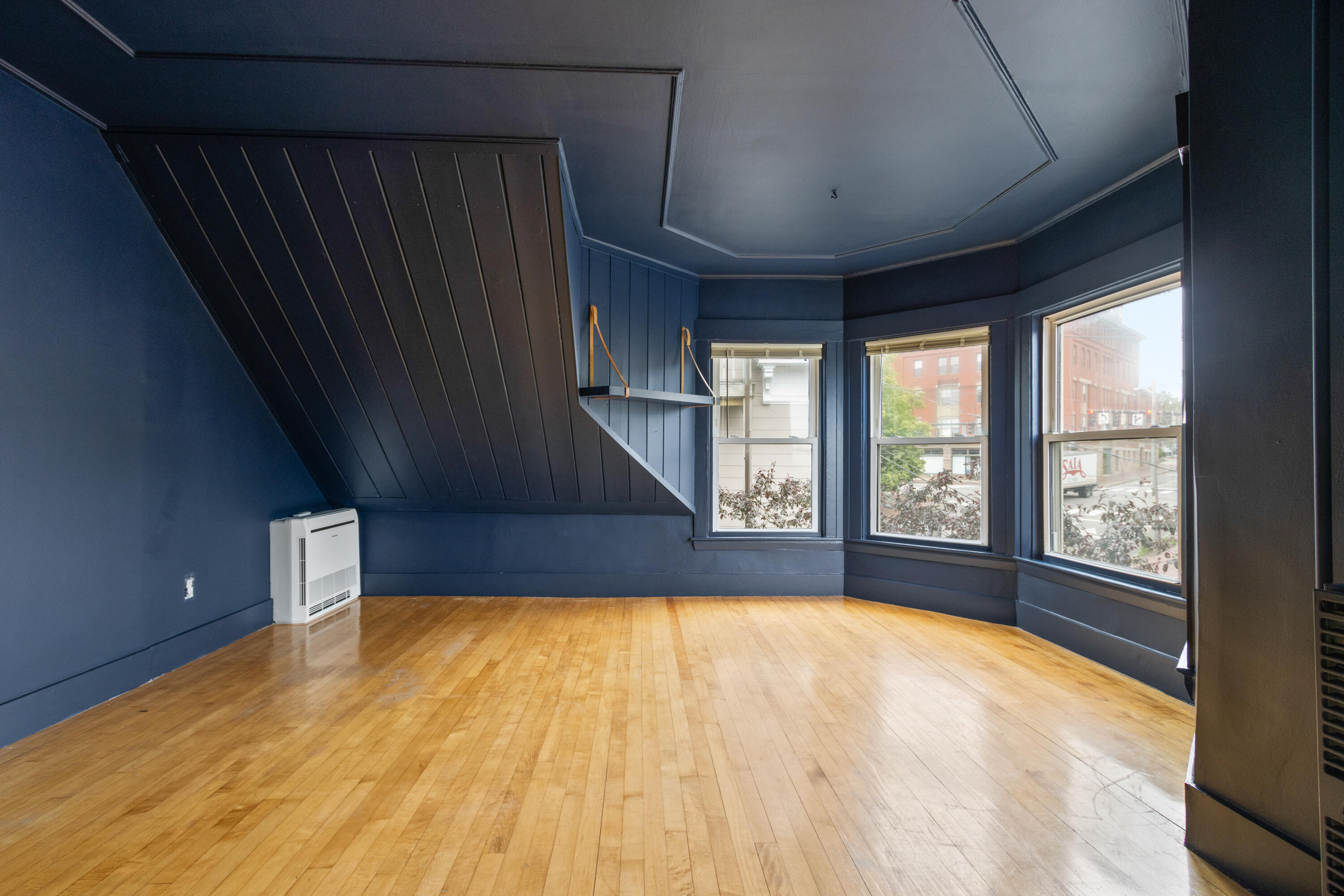 15 Deering Avenue, 3