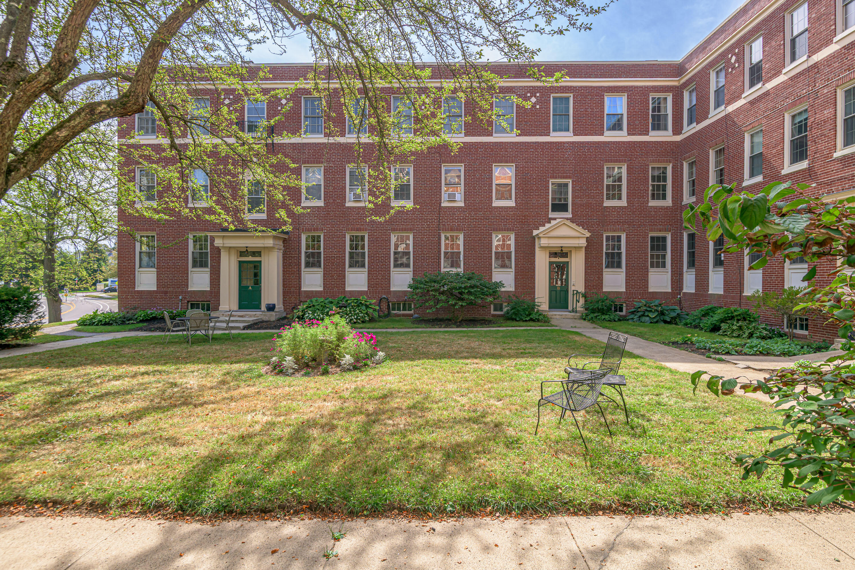 290 Baxter Boulevard, B1