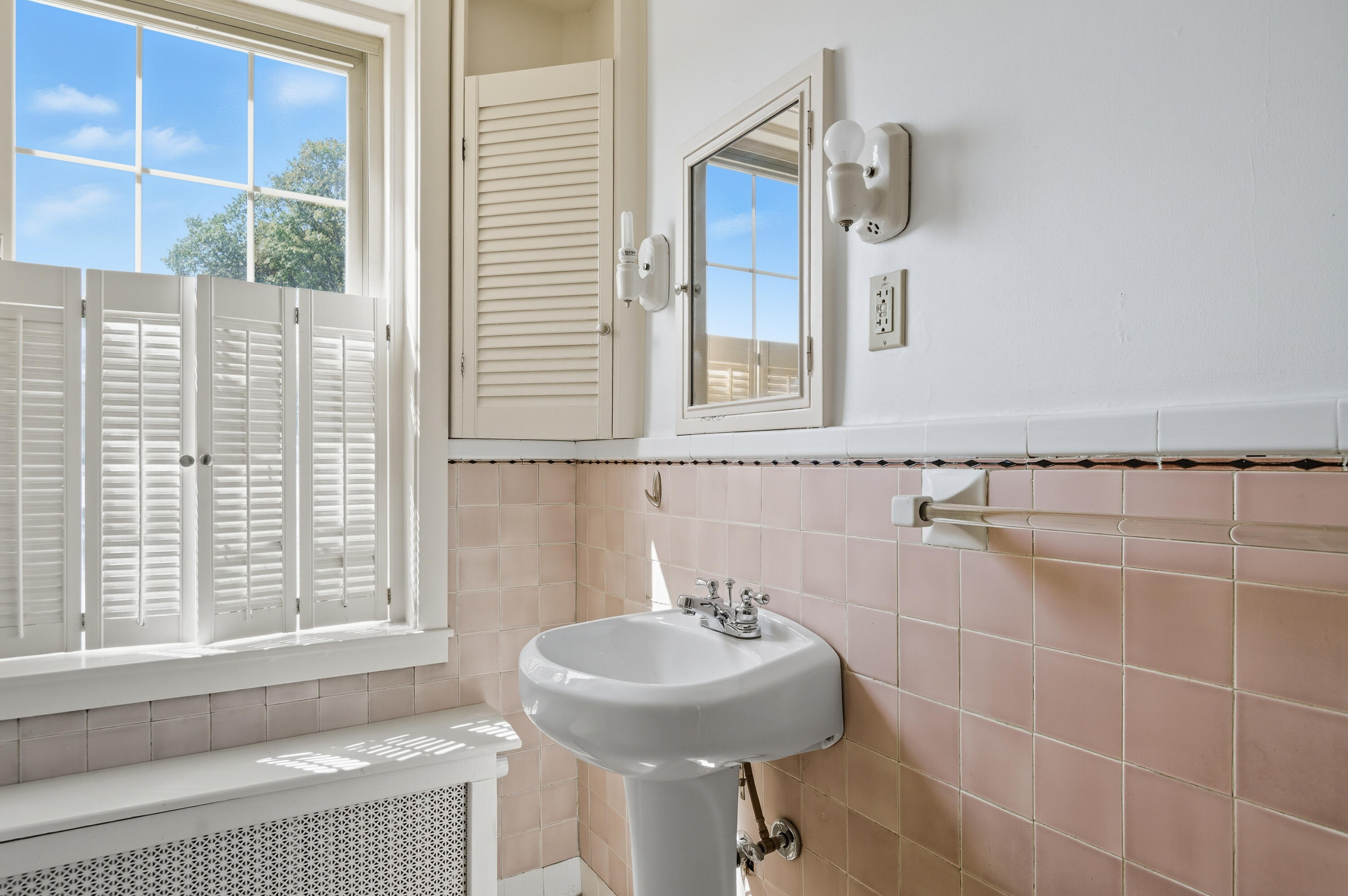 290 Baxter Boulevard, B1