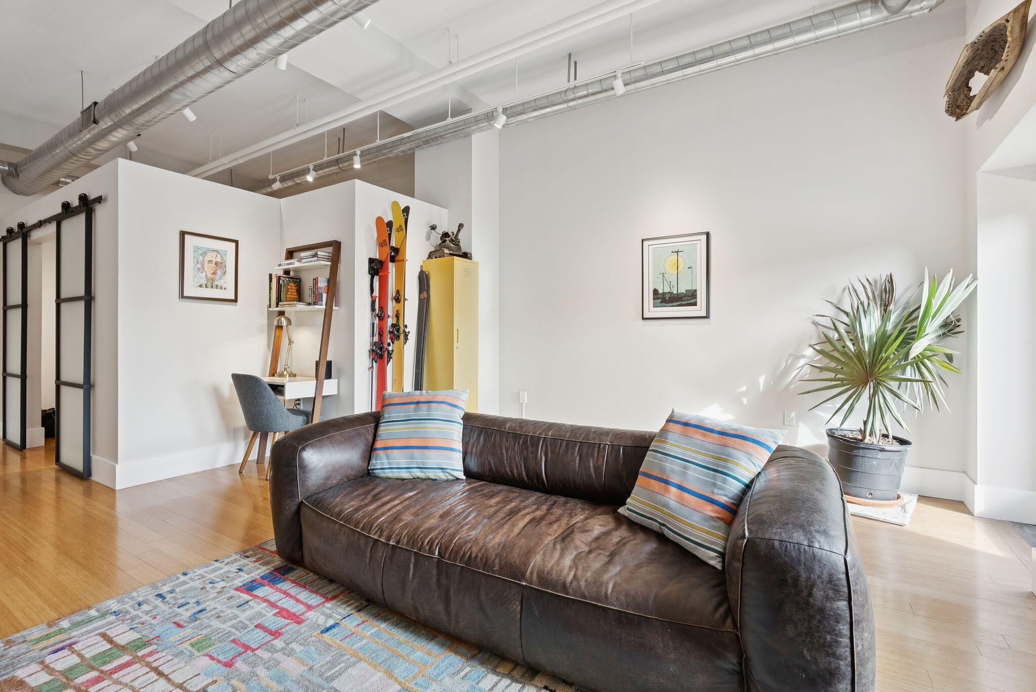 15 Brown Street, 206