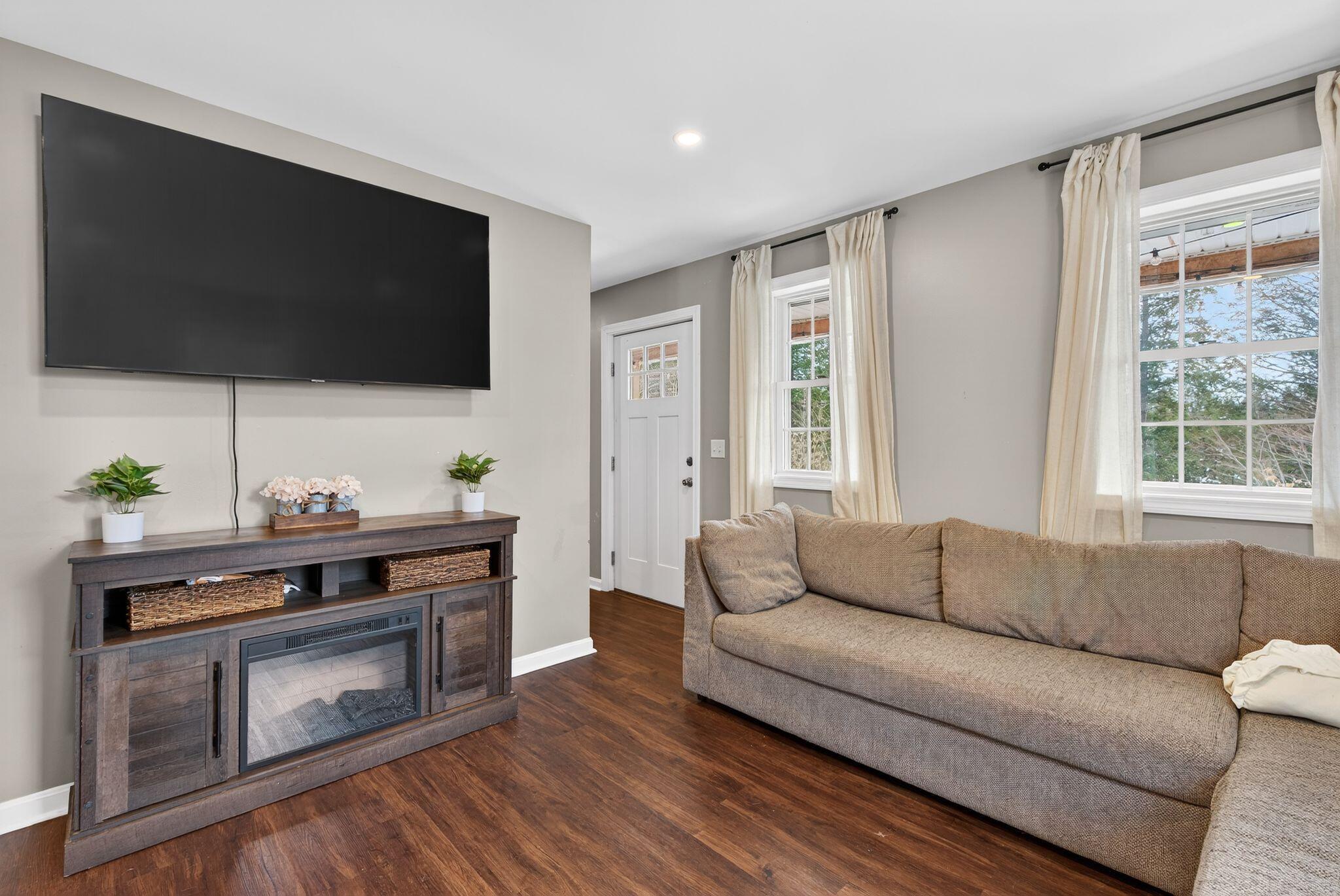 593 Pequawket Trail