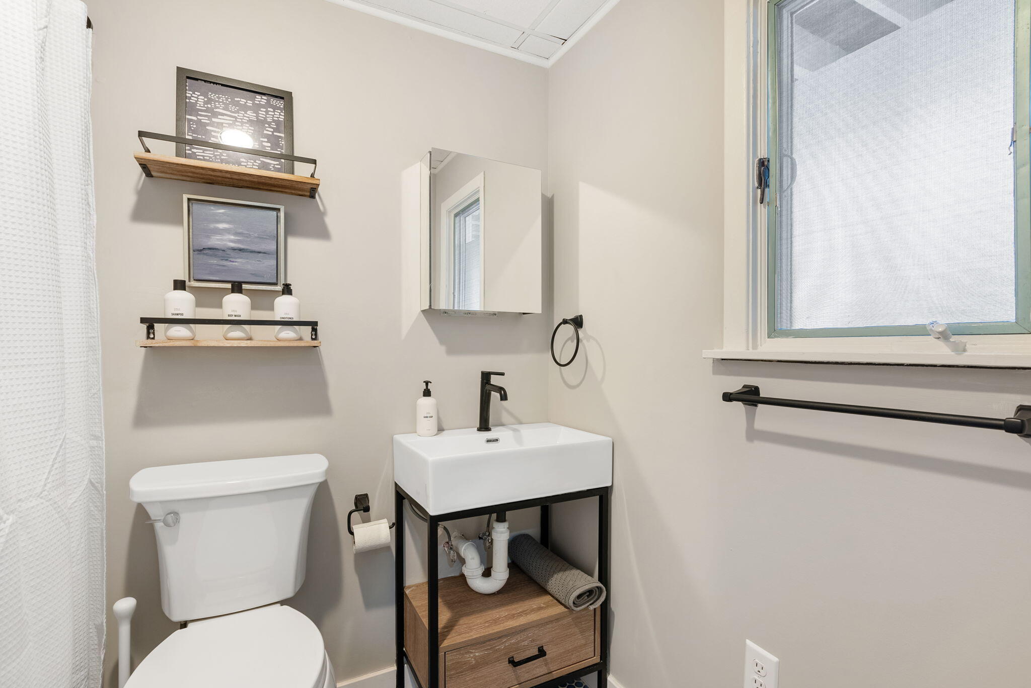 9 E Grand Avenue 1