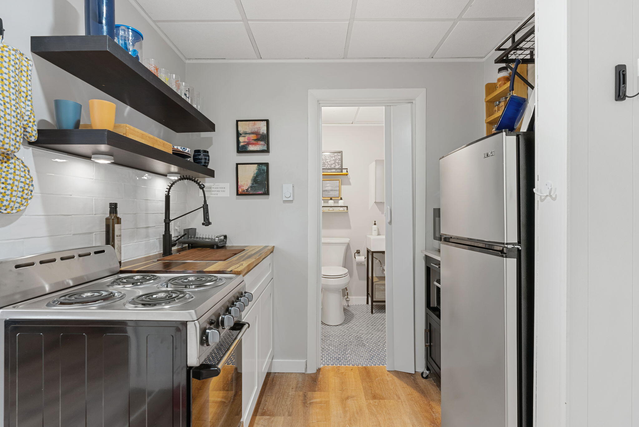 9 E Grand Avenue 1