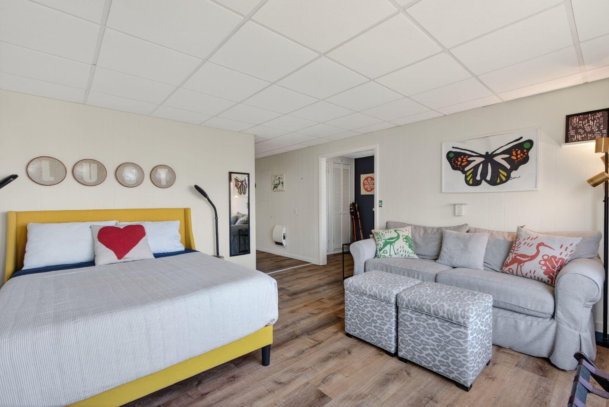 9 E Grand Avenue 1