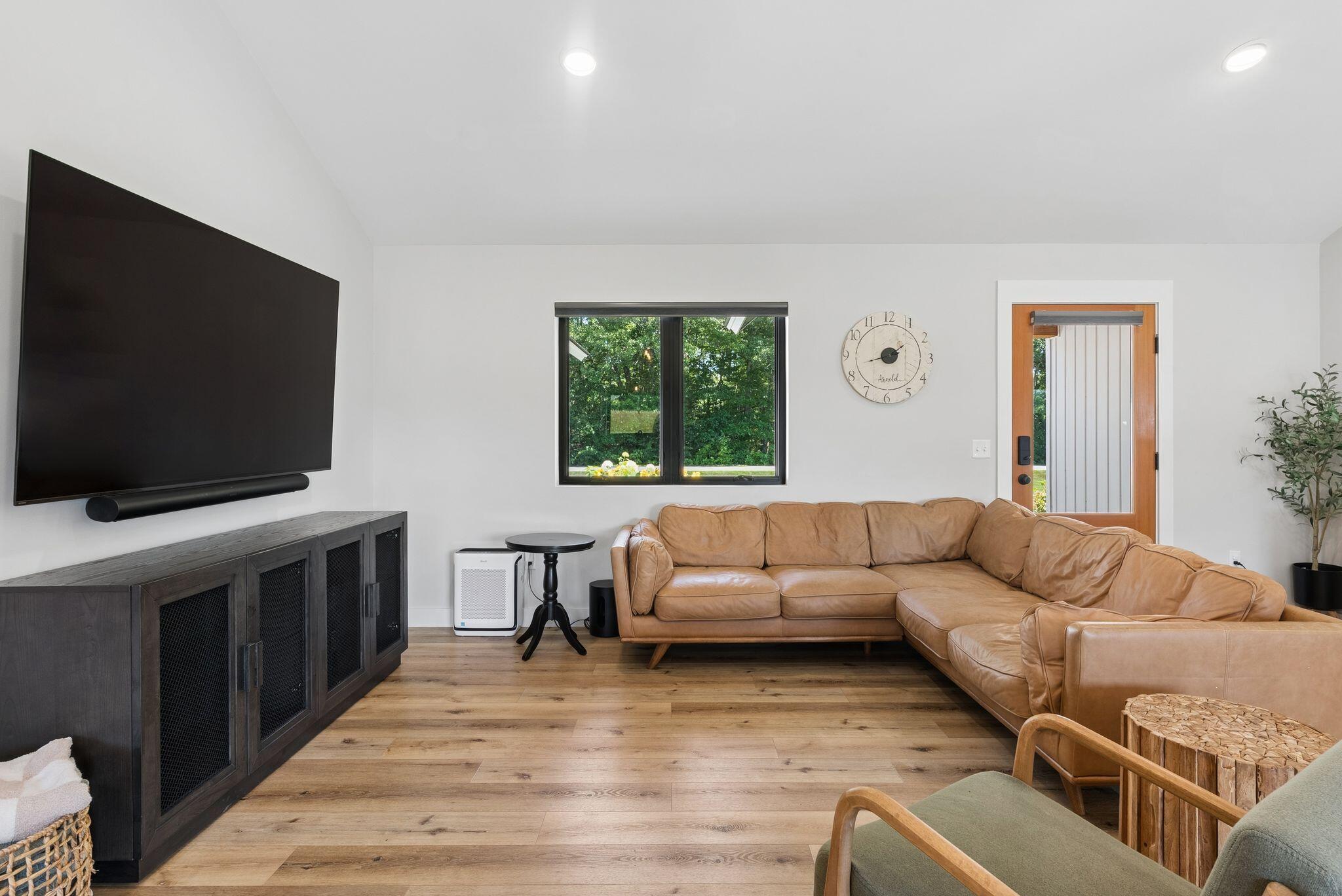 16 Dyer Lane N