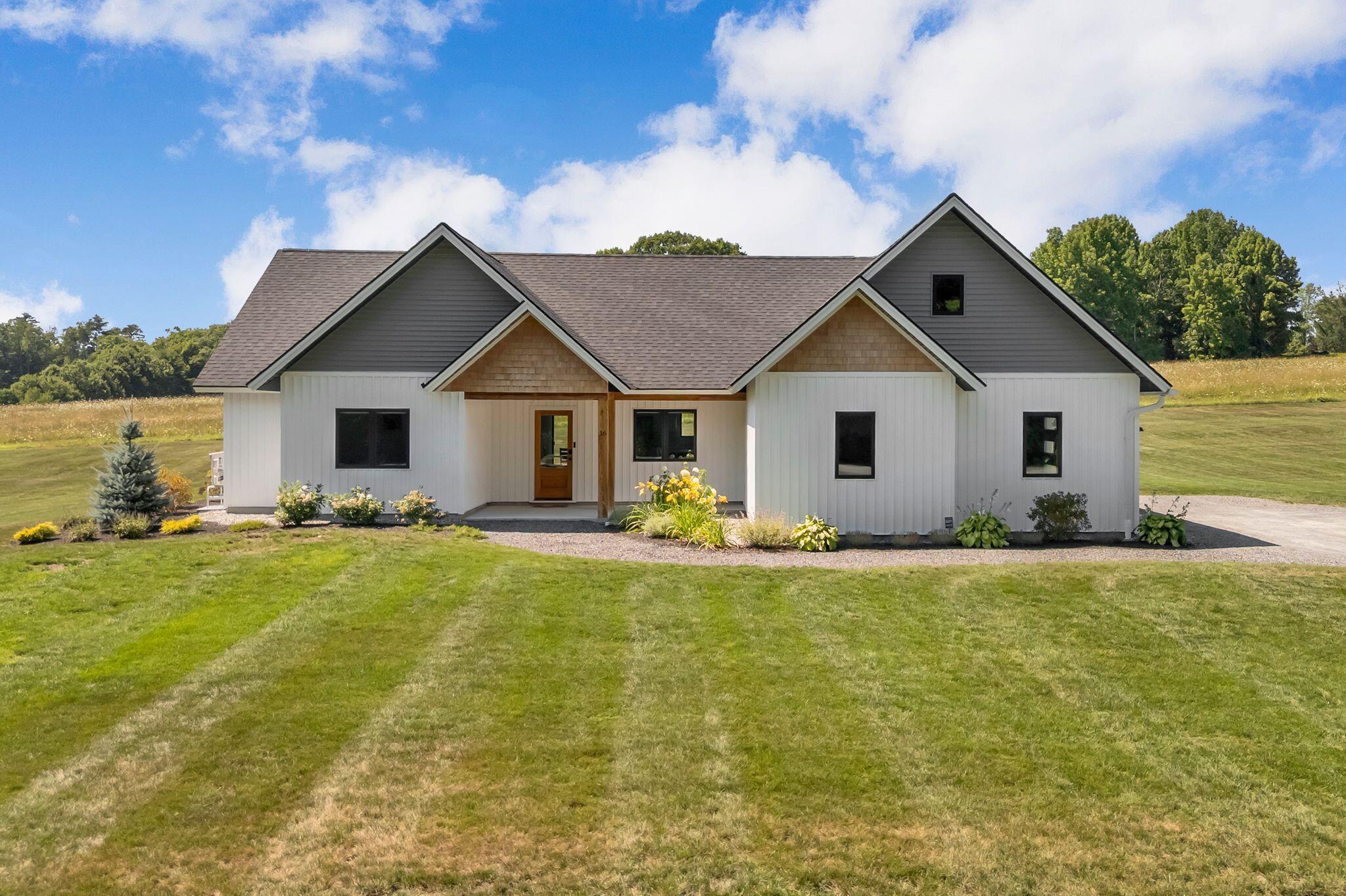 16 Dyer Lane N