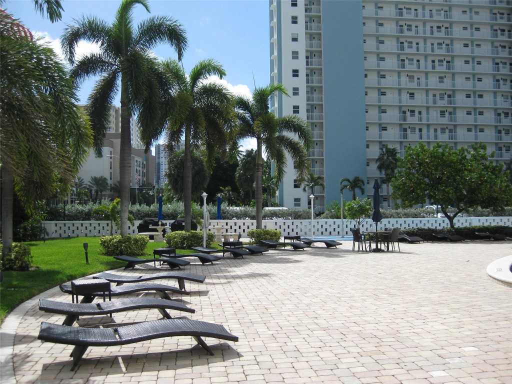 301 N Ocean Blvd 909