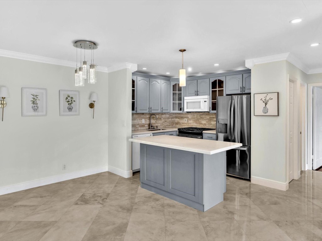 110 Cypress Club Dr 125