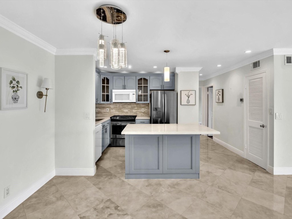 110 Cypress Club Dr 125