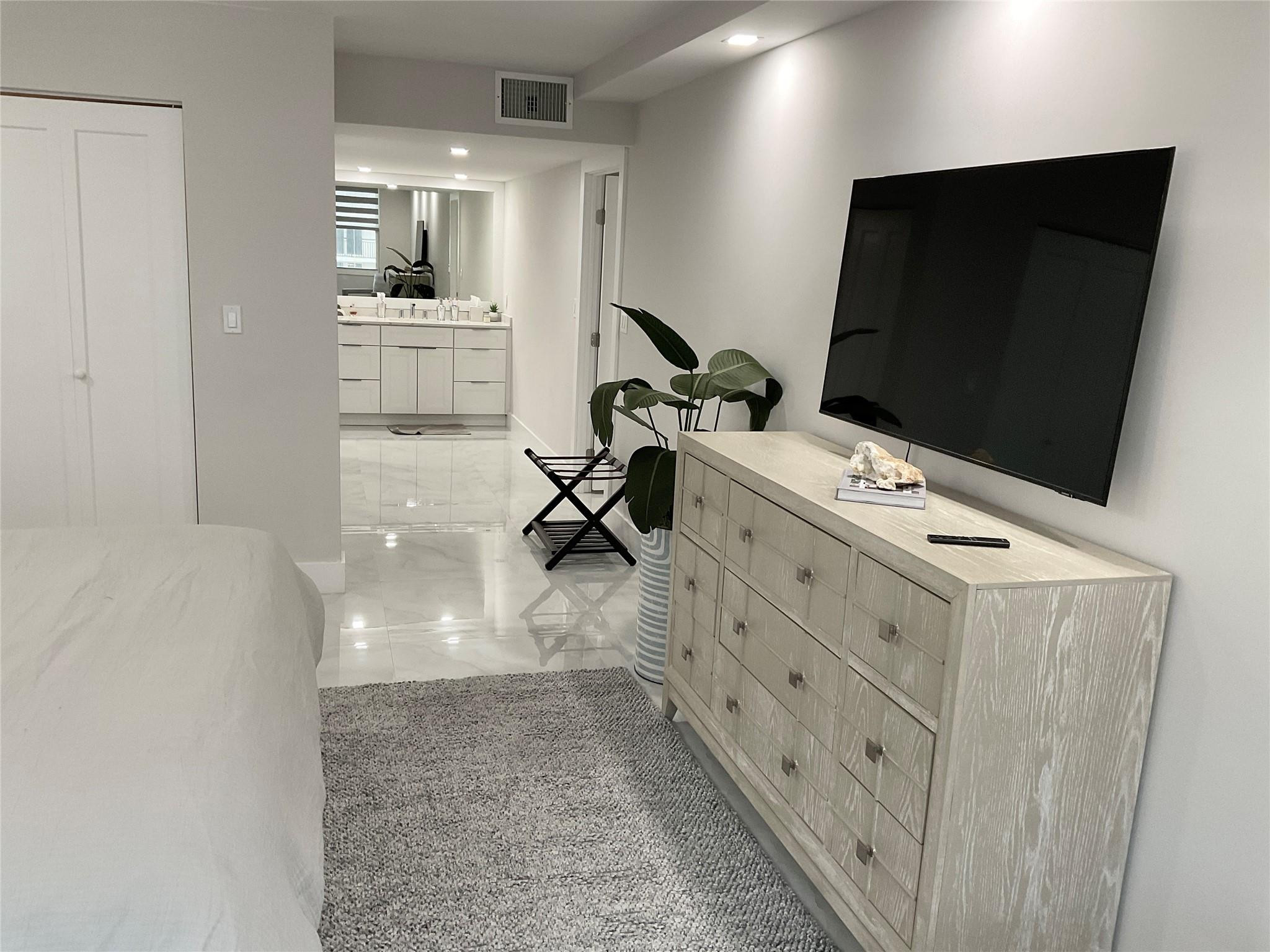 1149 Hillsboro Mile 410