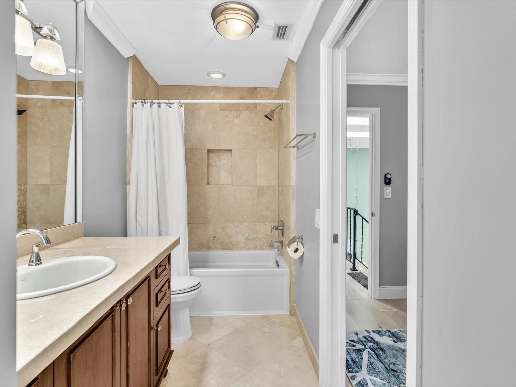 1194 Hillsboro Mile 64