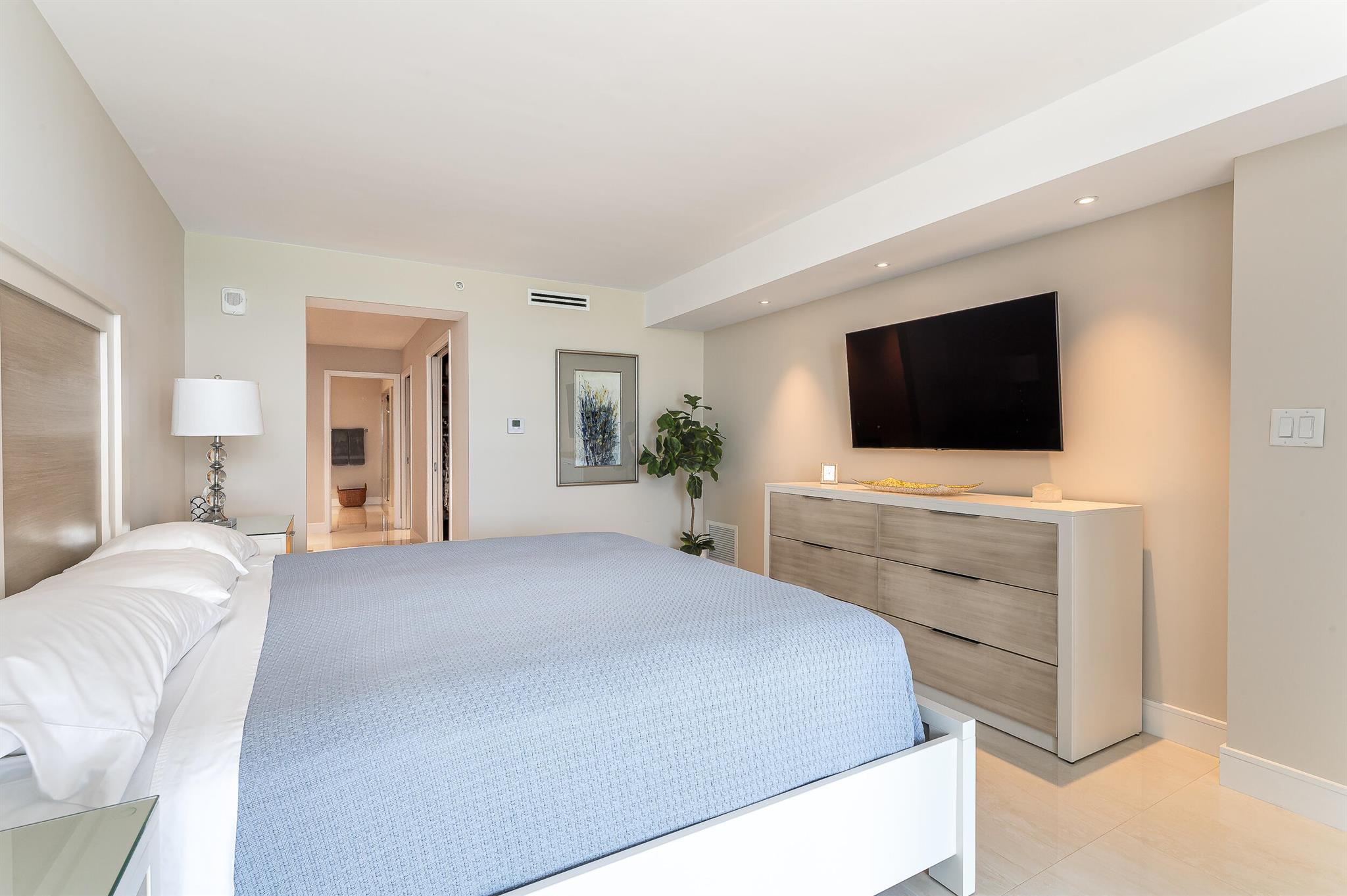 1155 Hillsboro Mile 207