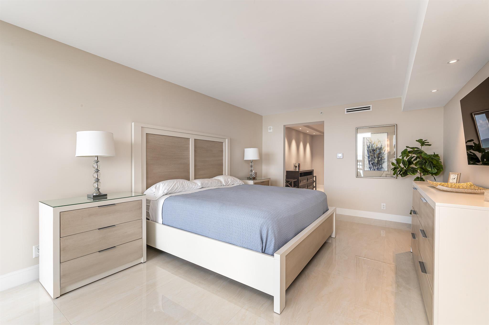 1155 Hillsboro Mile 207