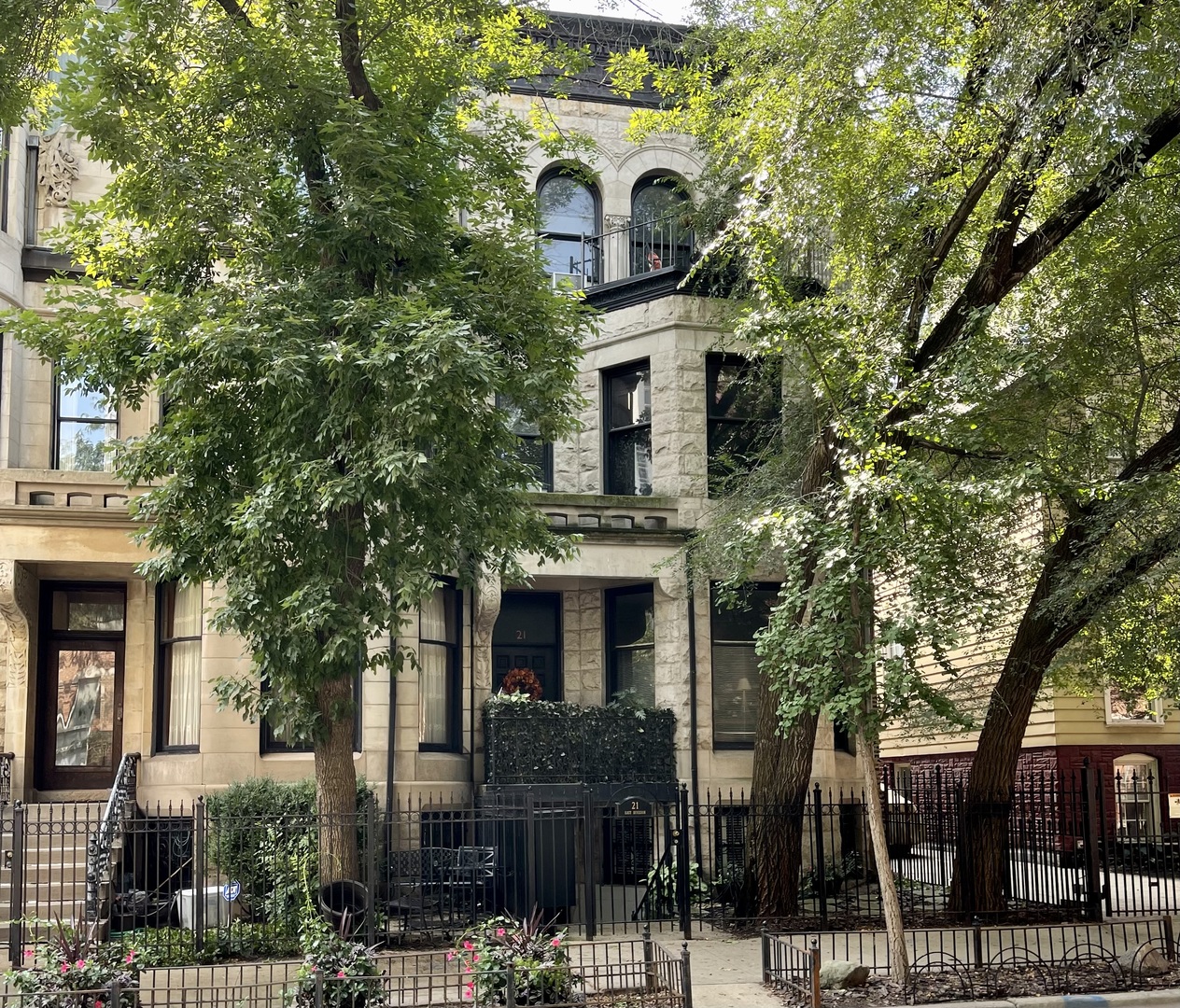 21 E DIVISION Street Unit: 1S