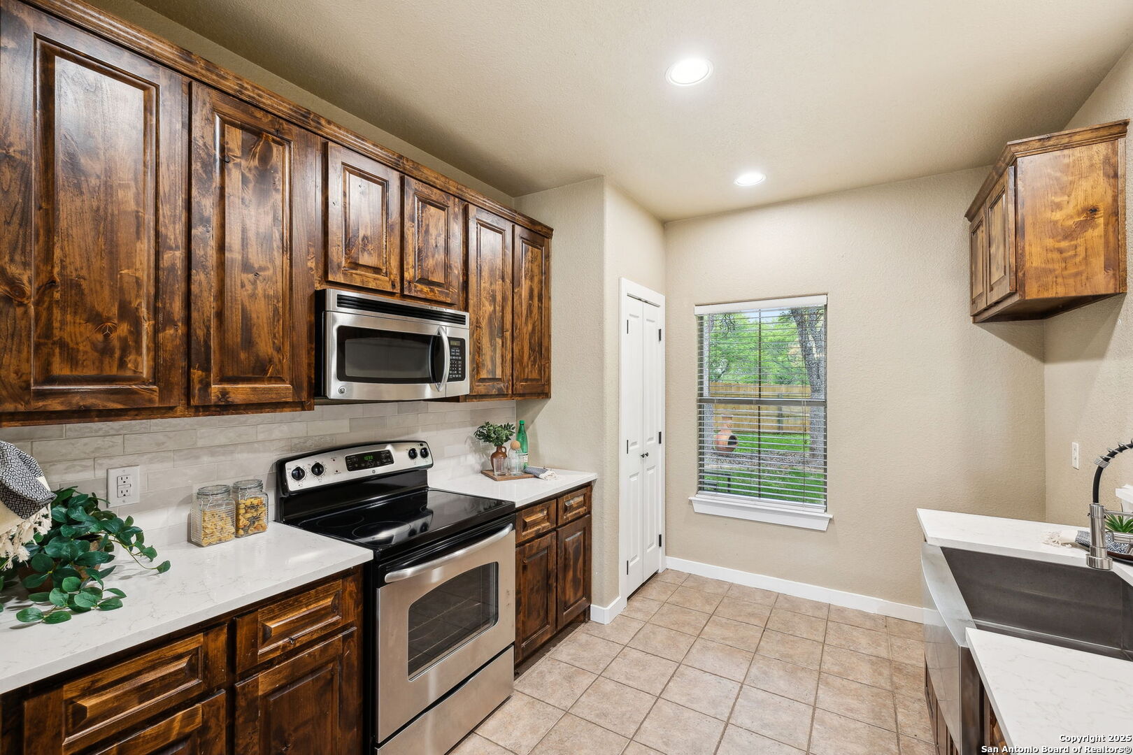 112 GLENN OAKS DR
