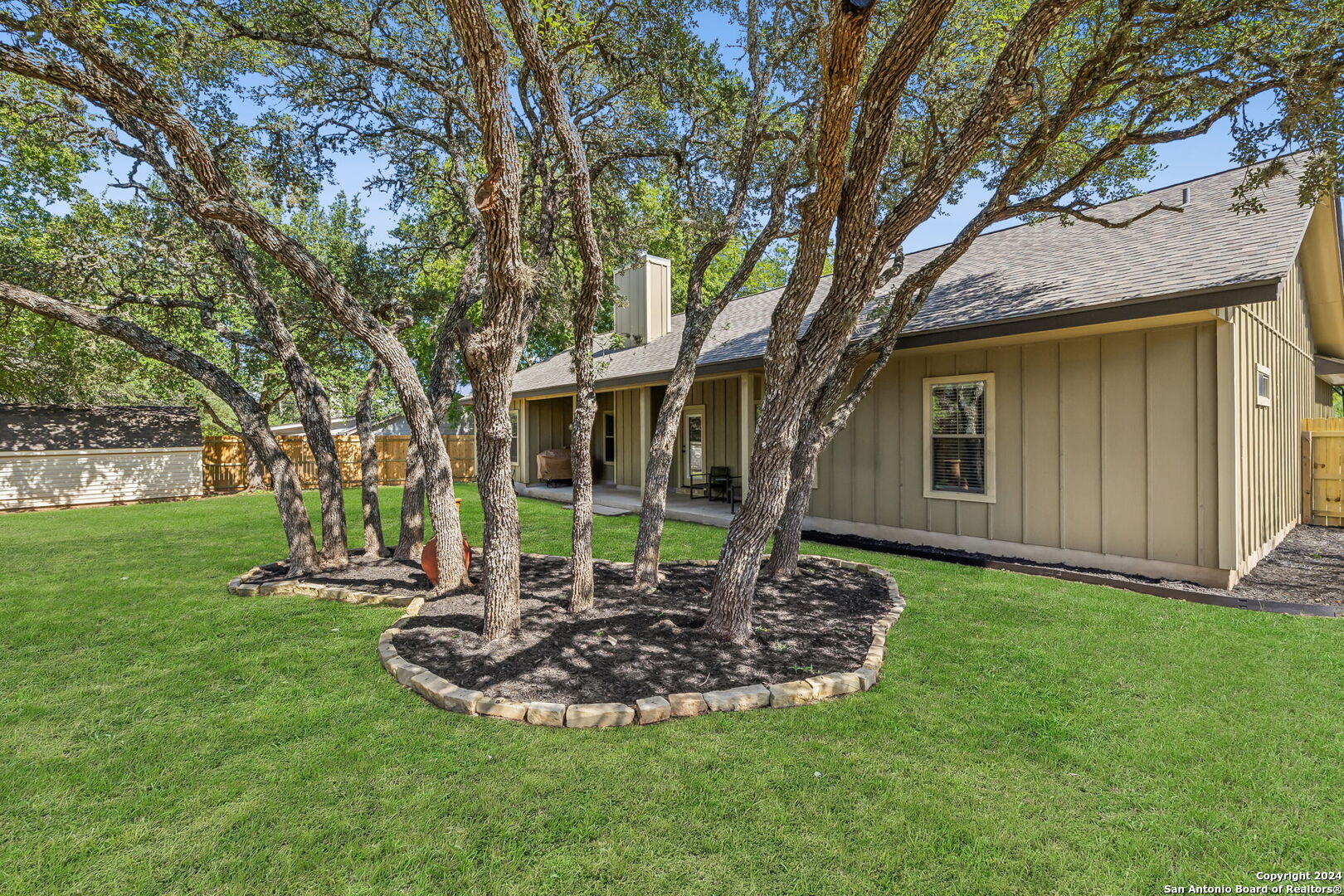 112 GLENN OAKS DR