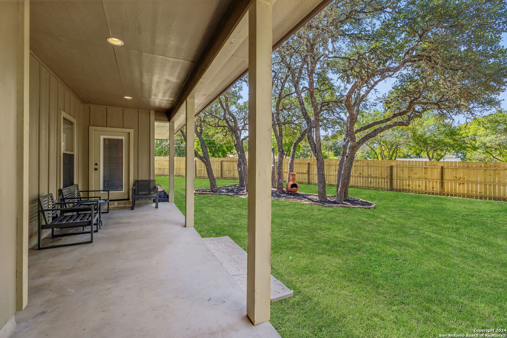 112 GLENN OAKS DR