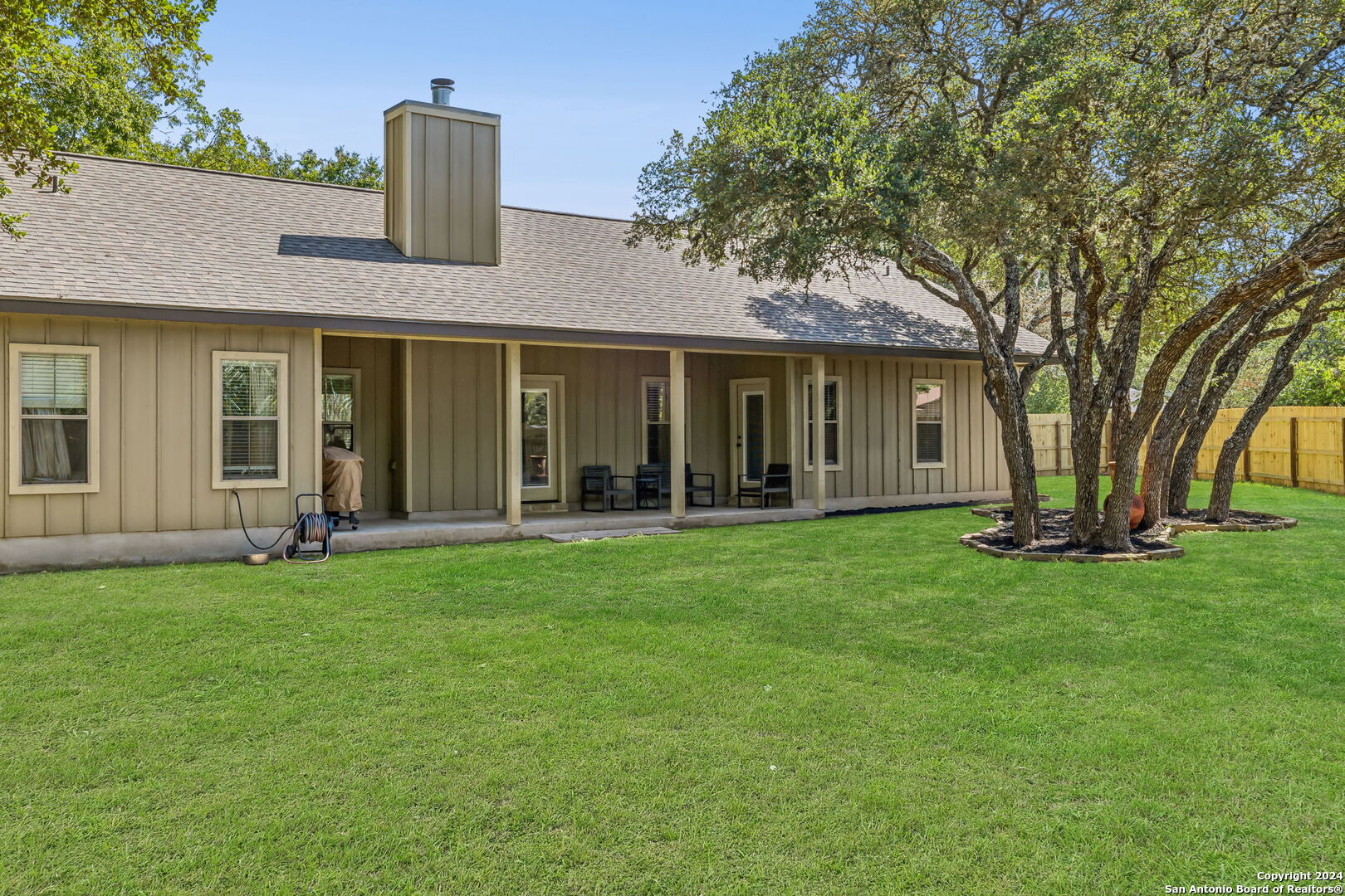 112 GLENN OAKS DR